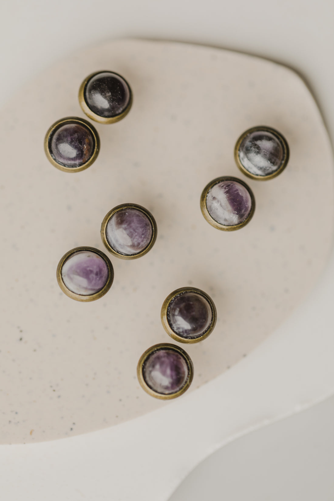 lila Amethyst Edelstein Ohrstecker Bronze (8 mm)