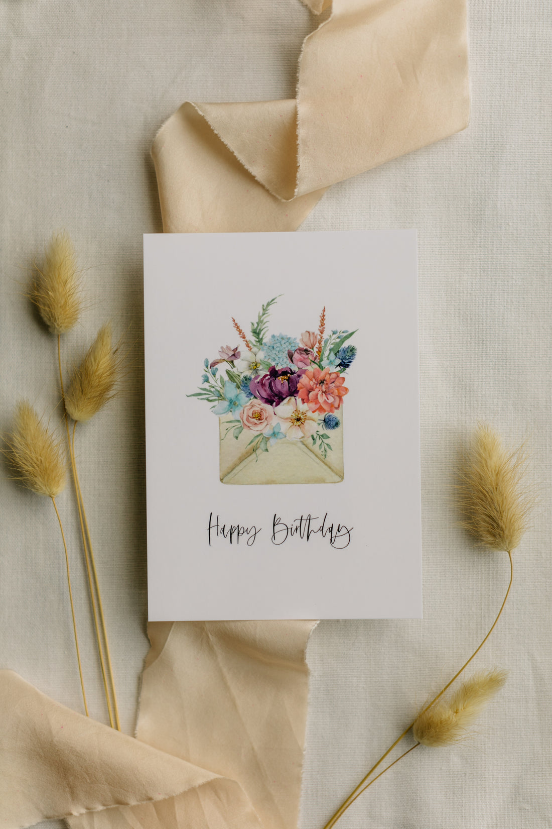 Postkarte Briefumschlag mit Blumen mit dem Aufdruck &quot;Happy Birthday&quot;