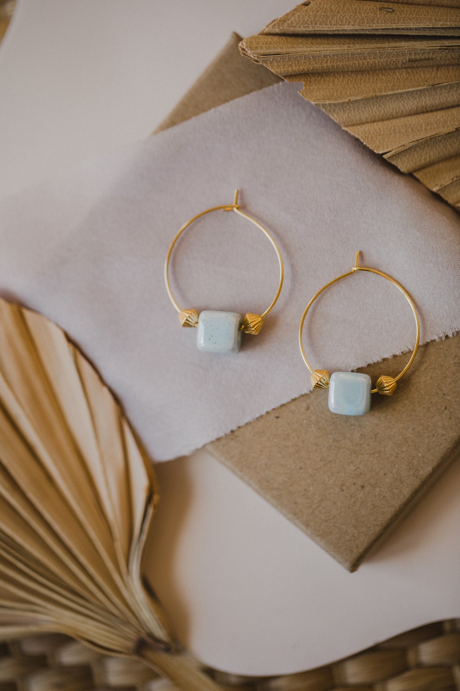 Hoop earrings with round plate - champagne colors