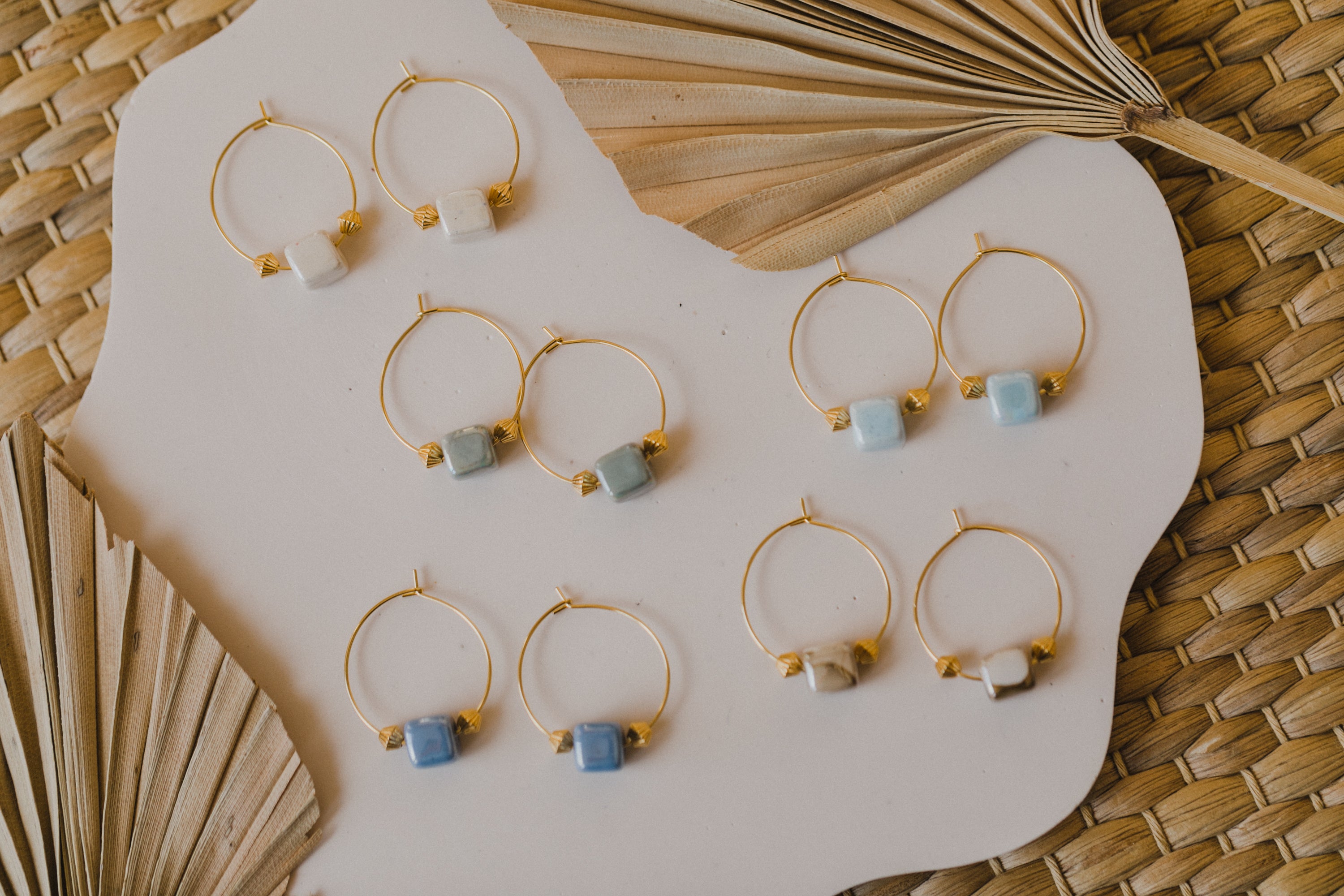 Hoop earrings with round plate - champagne colors