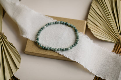 Bracelet with light green jade gemstone beads