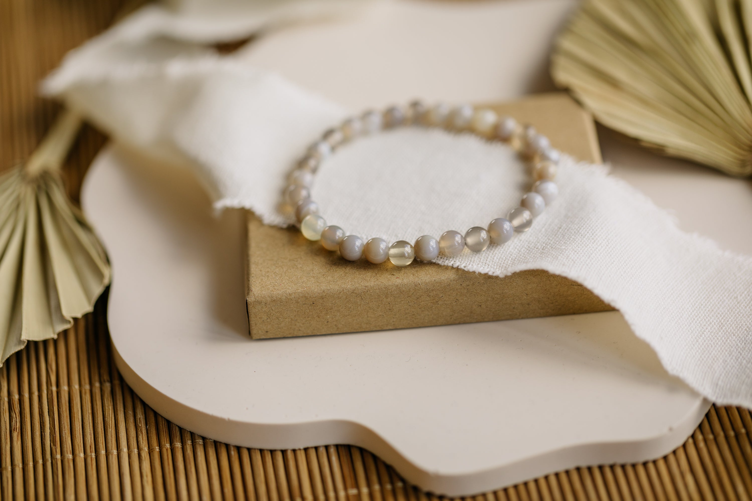 Bracelet with gray agate gemstone beads