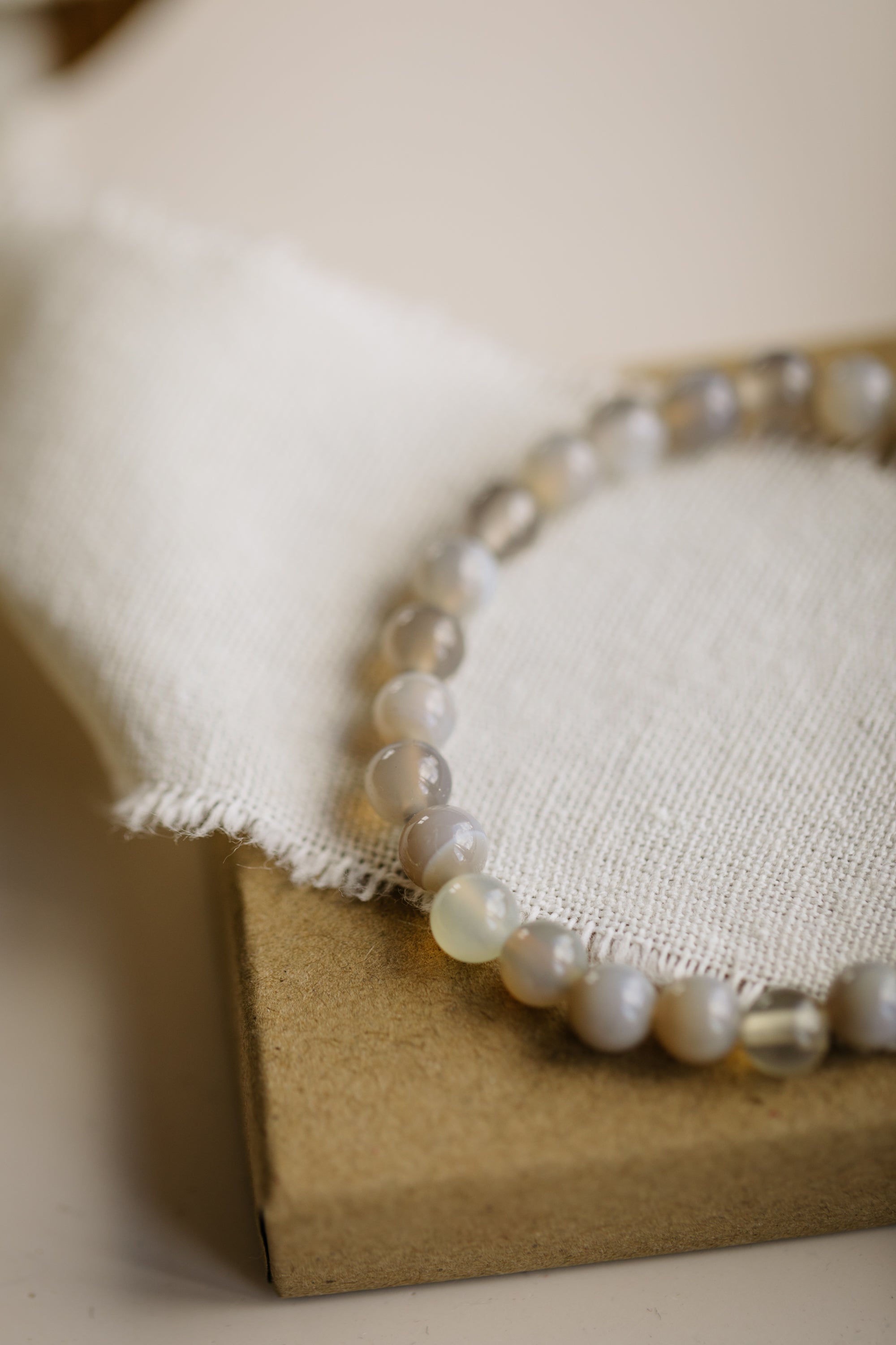 Bracelet with gray agate gemstone beads