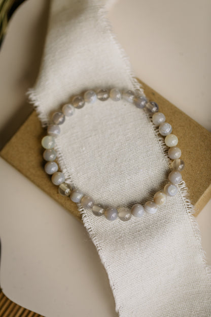 Bracelet with gray agate gemstone beads