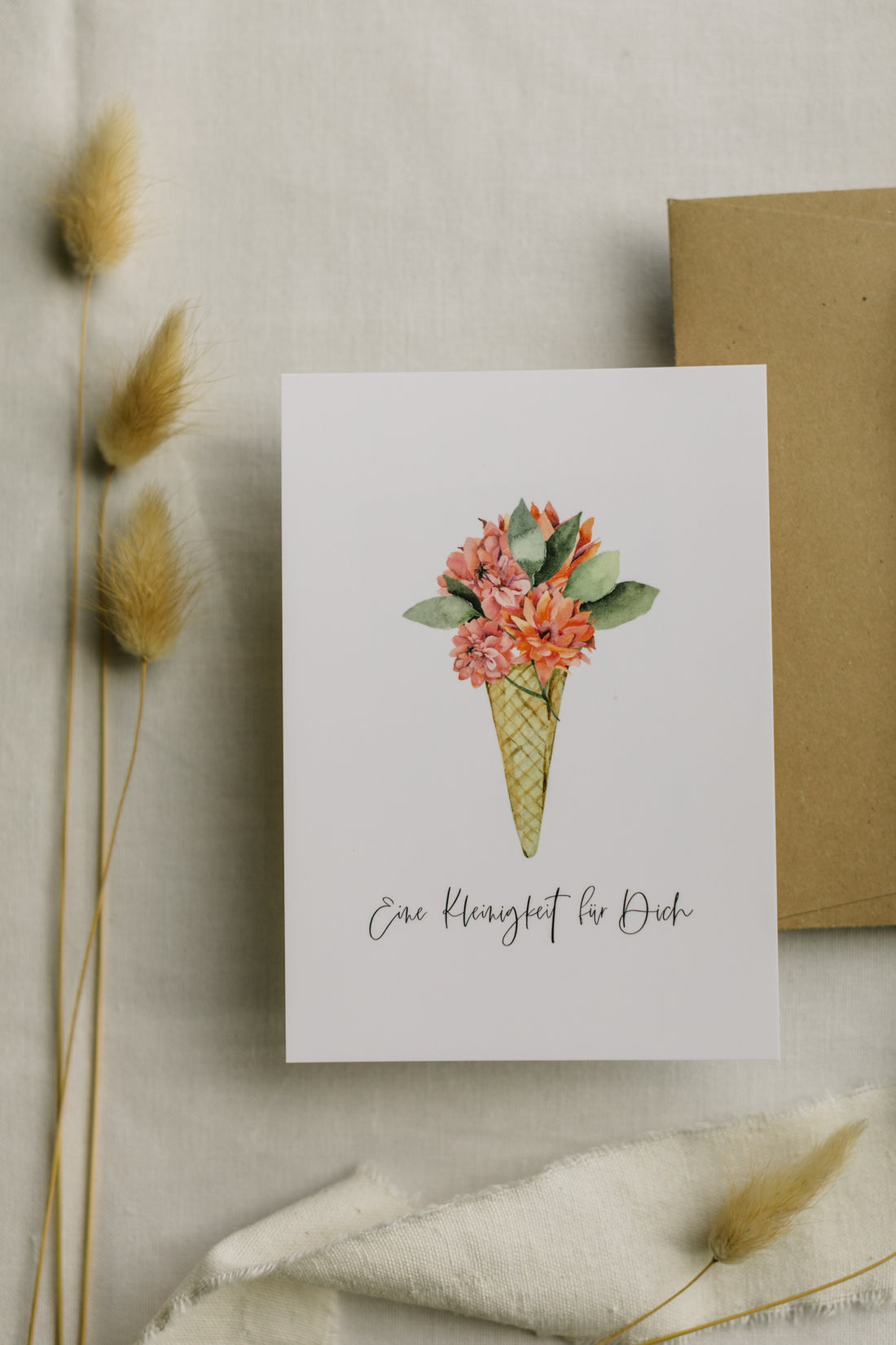 Postkarte Eistüte mit Blumen mit dem Aufdruck &quot;Eine Kleinigkeit für dich&quot;