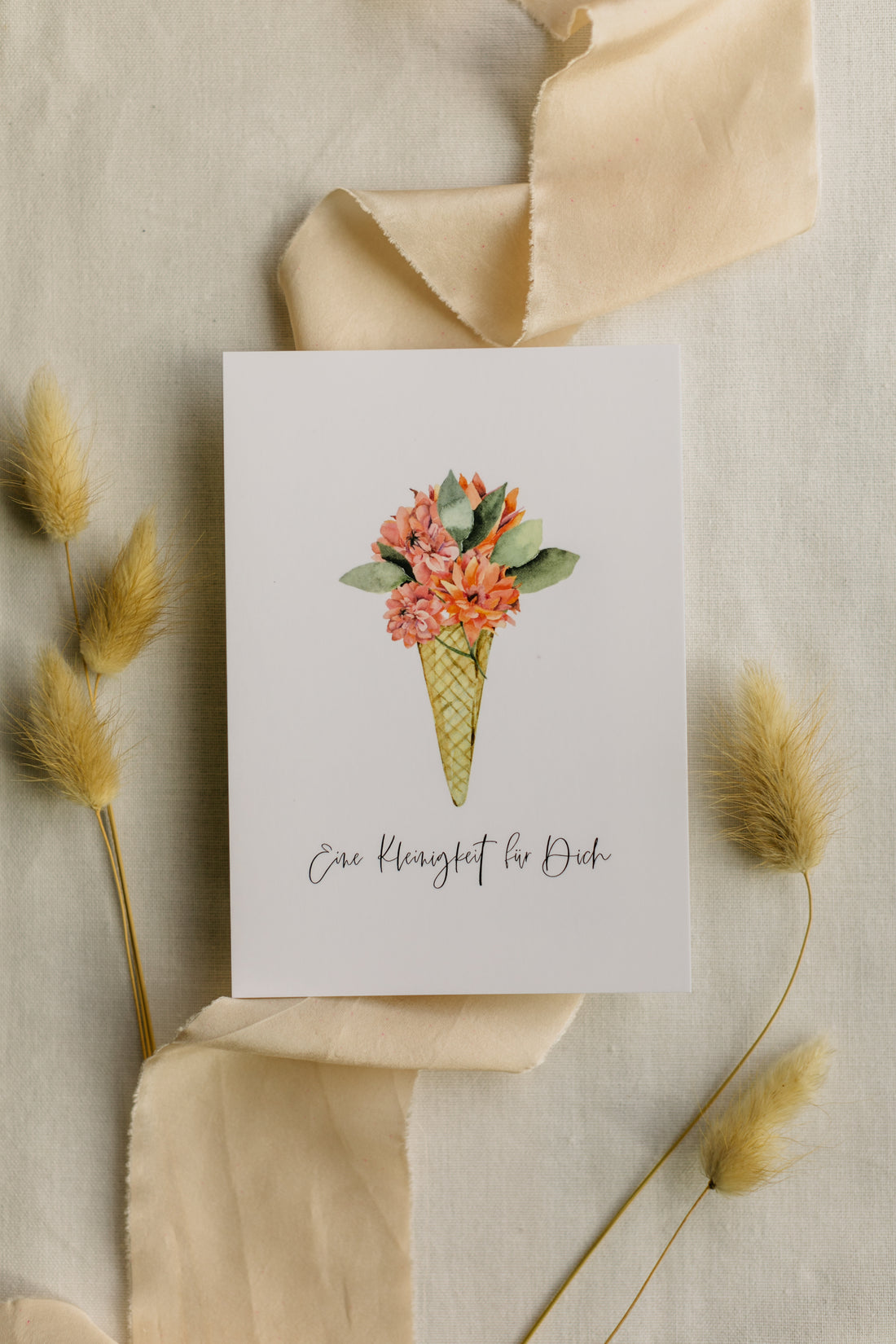 Postkarte Eistüte mit Blumen mit dem Aufdruck &quot;Eine Kleinigkeit für dich&quot;