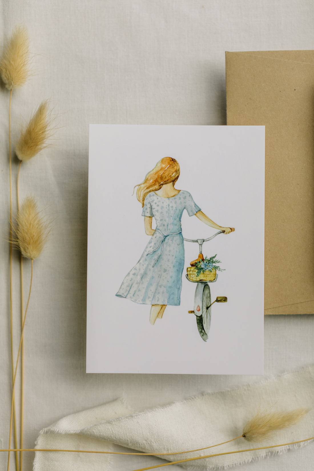 Postkarte Frau mit Fahrrad mit Blumen