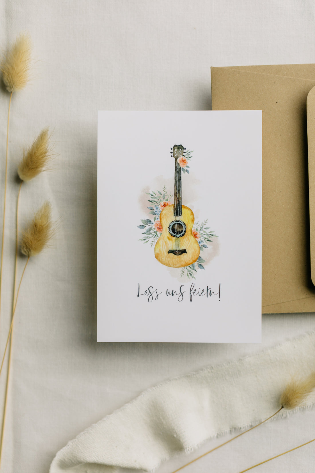 Postkarte Gitarre mit Blumen mit dem Aufdruck &quot;Lass uns feiern&quot;