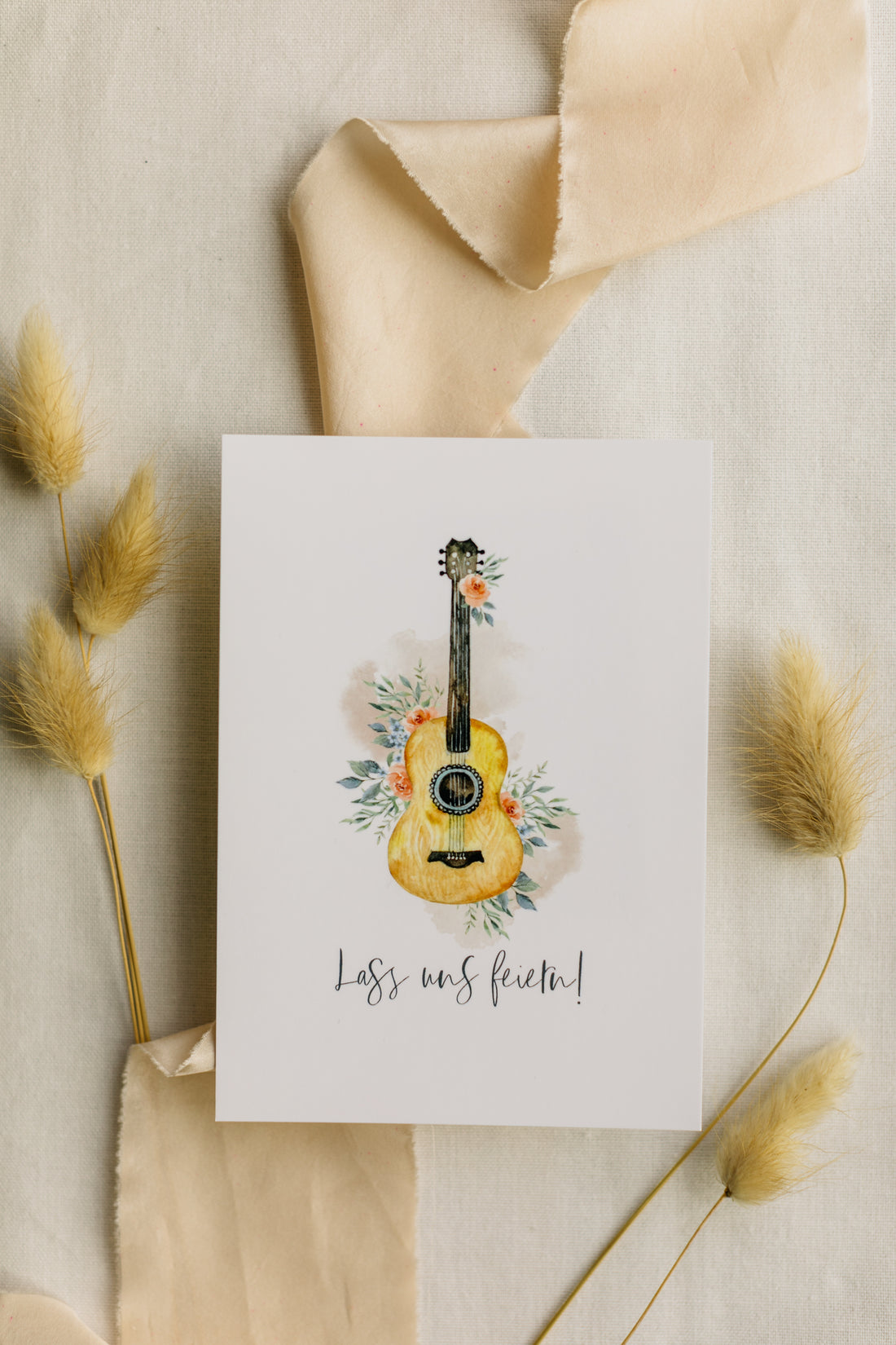 Postkarte Gitarre mit Blumen mit dem Aufdruck &quot;Lass uns feiern&quot;