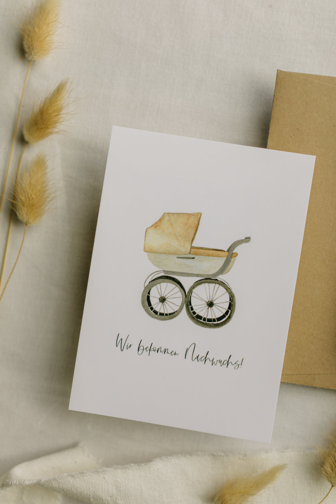 Postkarte Kinderwagen mit dem Aufdruck &quot;Wir bekommen Nachwuchs&quot;