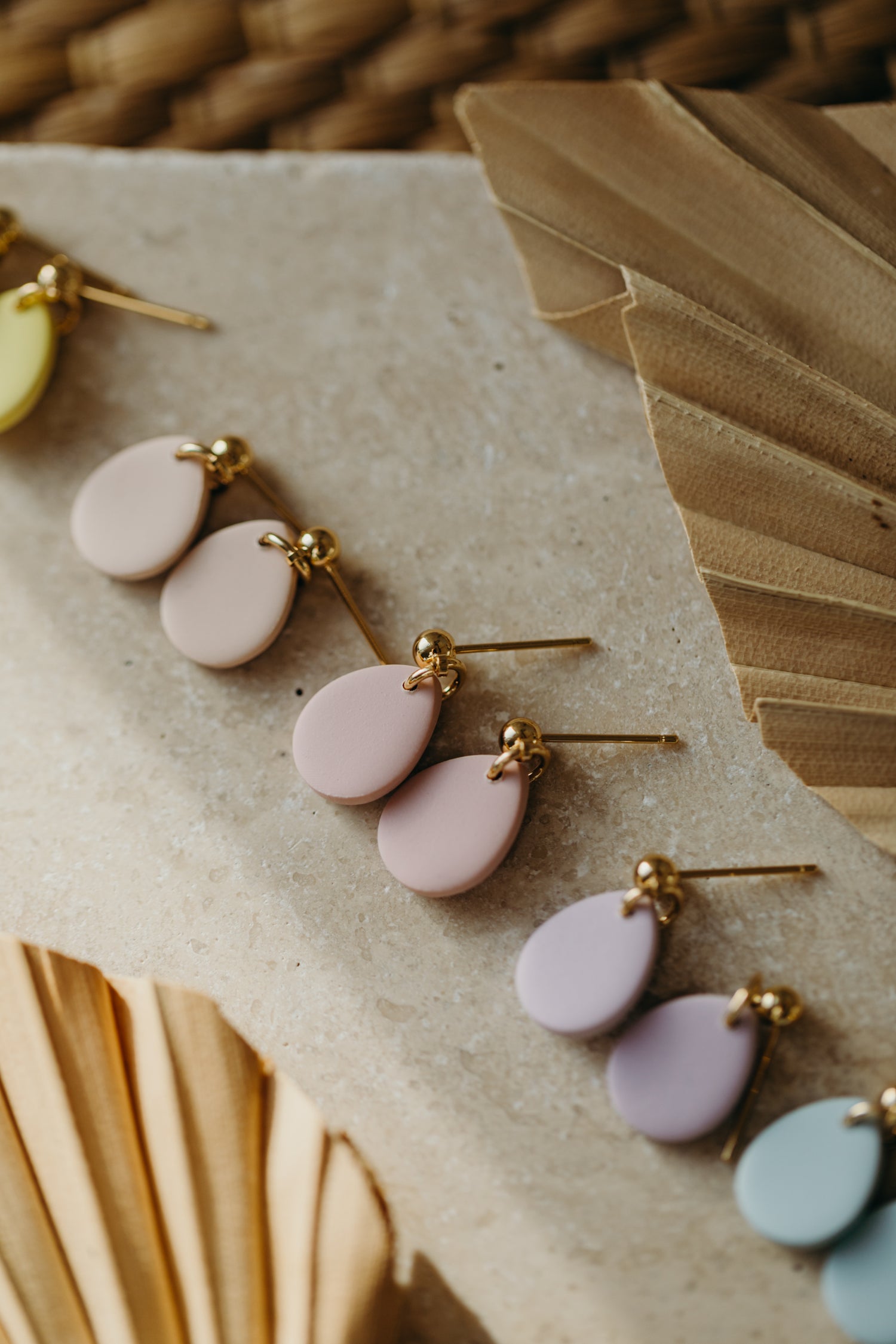 NOMI - small drop earrings in pastel colors