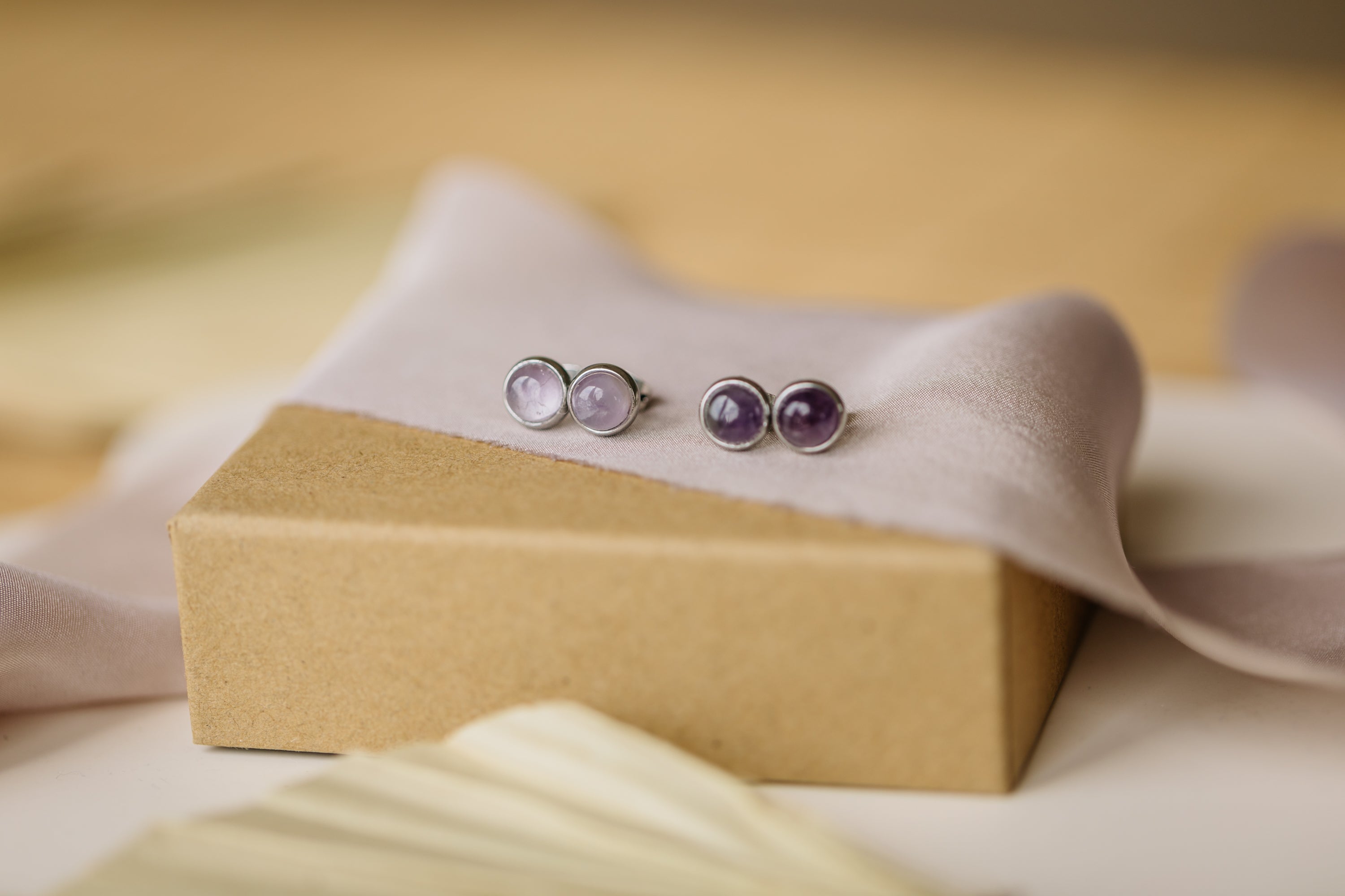 lila Amethyst Edelstein Ohrstecker Silber (6 mm)