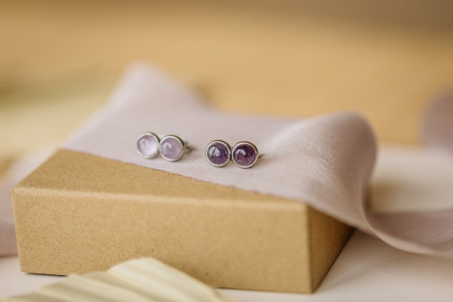 lila Amethyst Edelstein Ohrstecker Silber (6 mm)