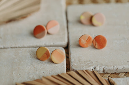 runde Ohrstecker aus Polymer Ton in Gelb, Rosa und Orange