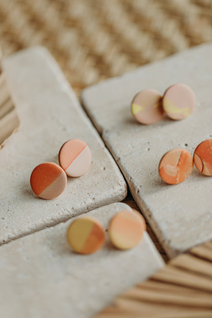 runde Ohrstecker aus Polymer Ton in Gelb, Rosa und Orange