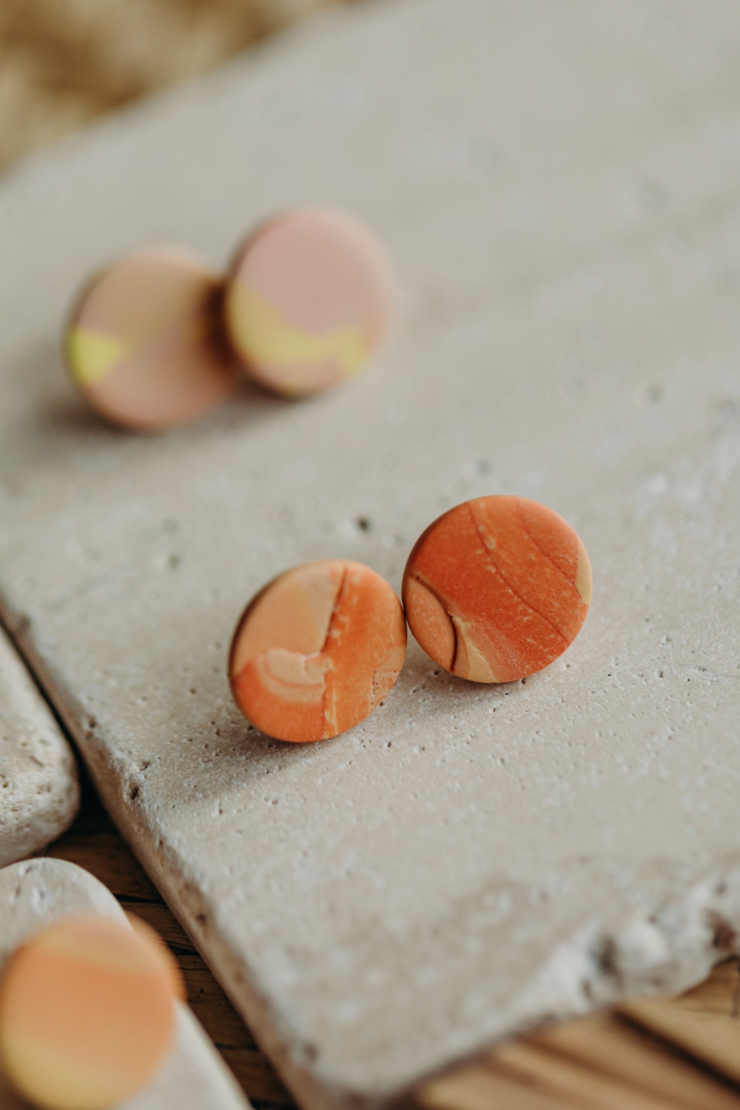 runde Ohrstecker aus Polymer Ton in Gelb, Rosa und Orange