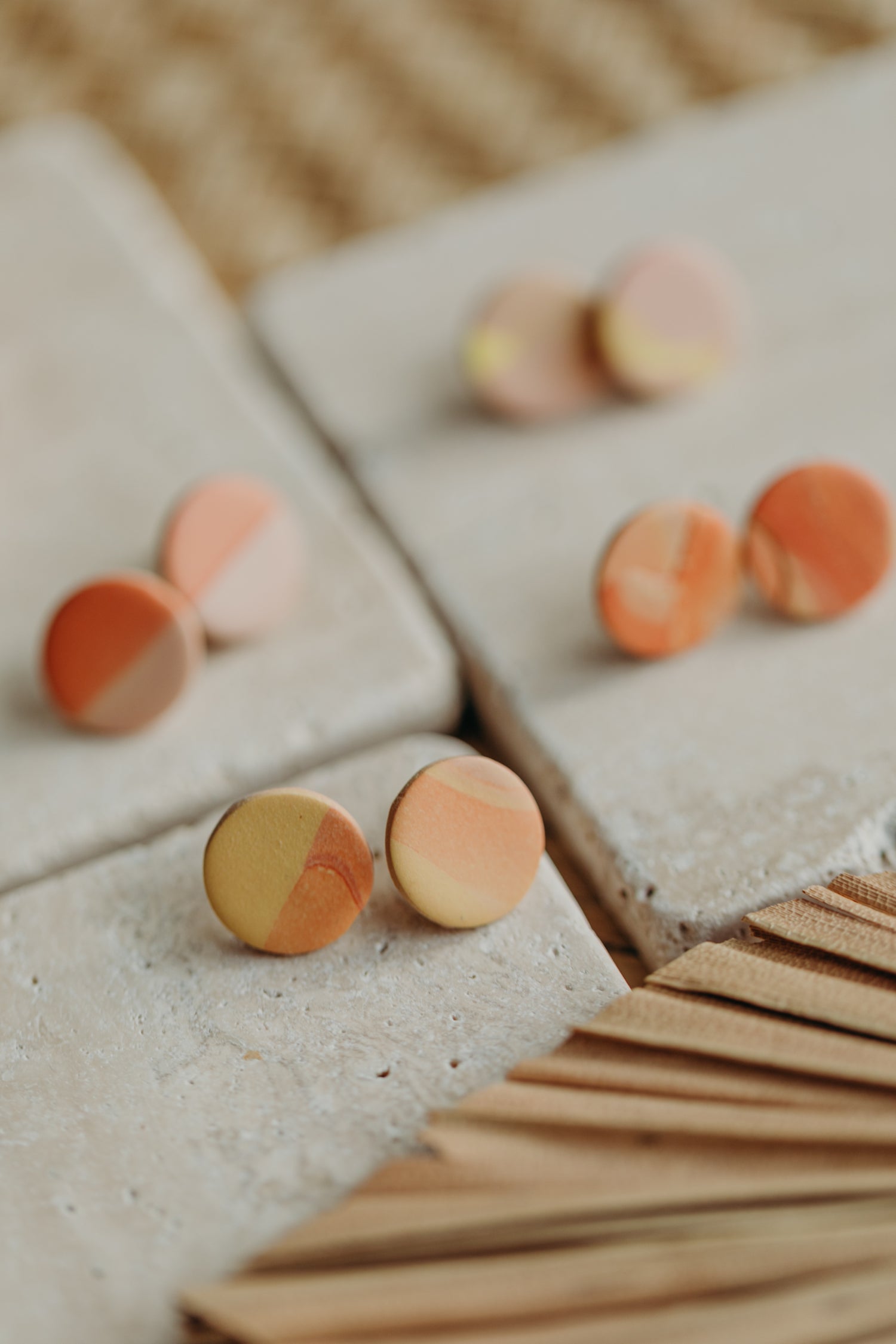 runde Ohrstecker aus Polymer Ton in Gelb, Rosa und Orange