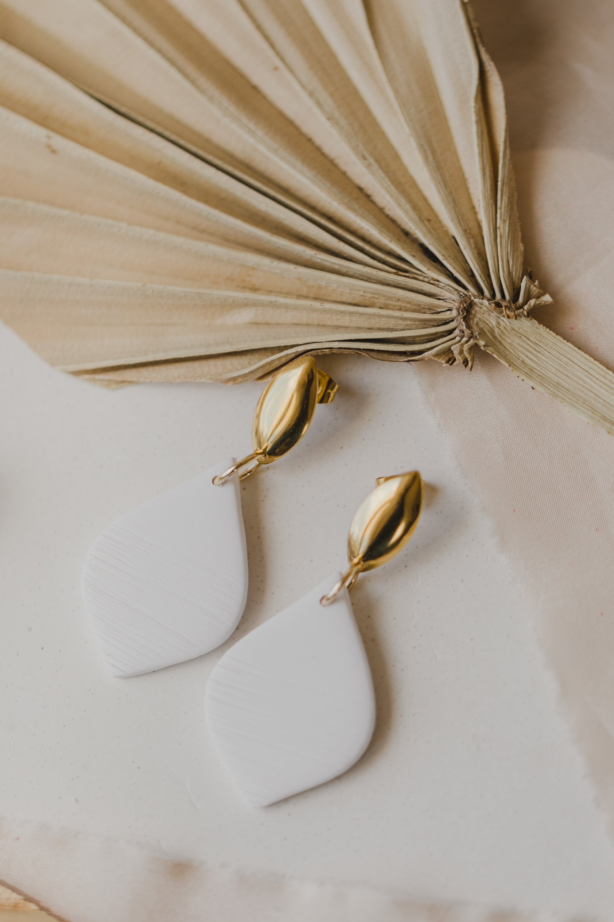 MARJA - small drop earrings gold