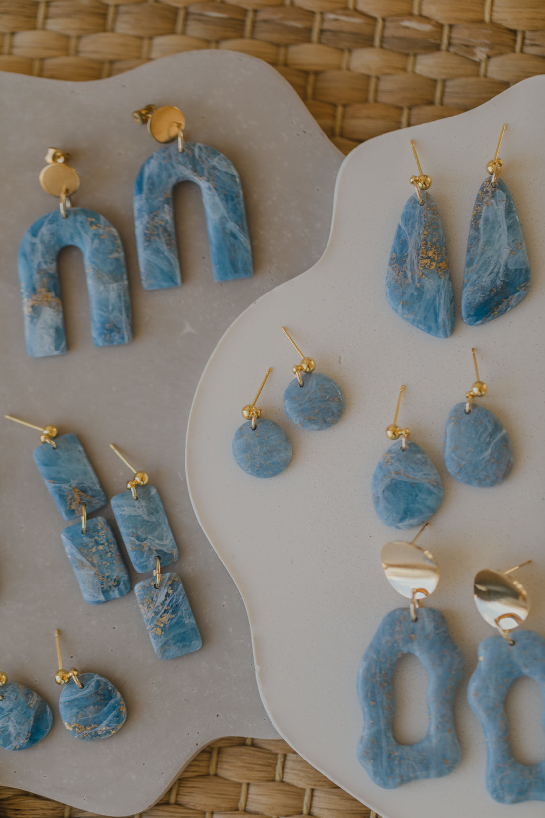 blaue Ohrringe aus Polymer Ton mit Blattgold