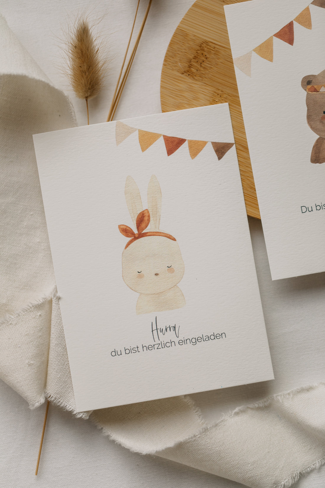 Postkarte &quot;Hurra, Du bist herzlich eingeladen&quot; - weißer Hase oder brauner Bär