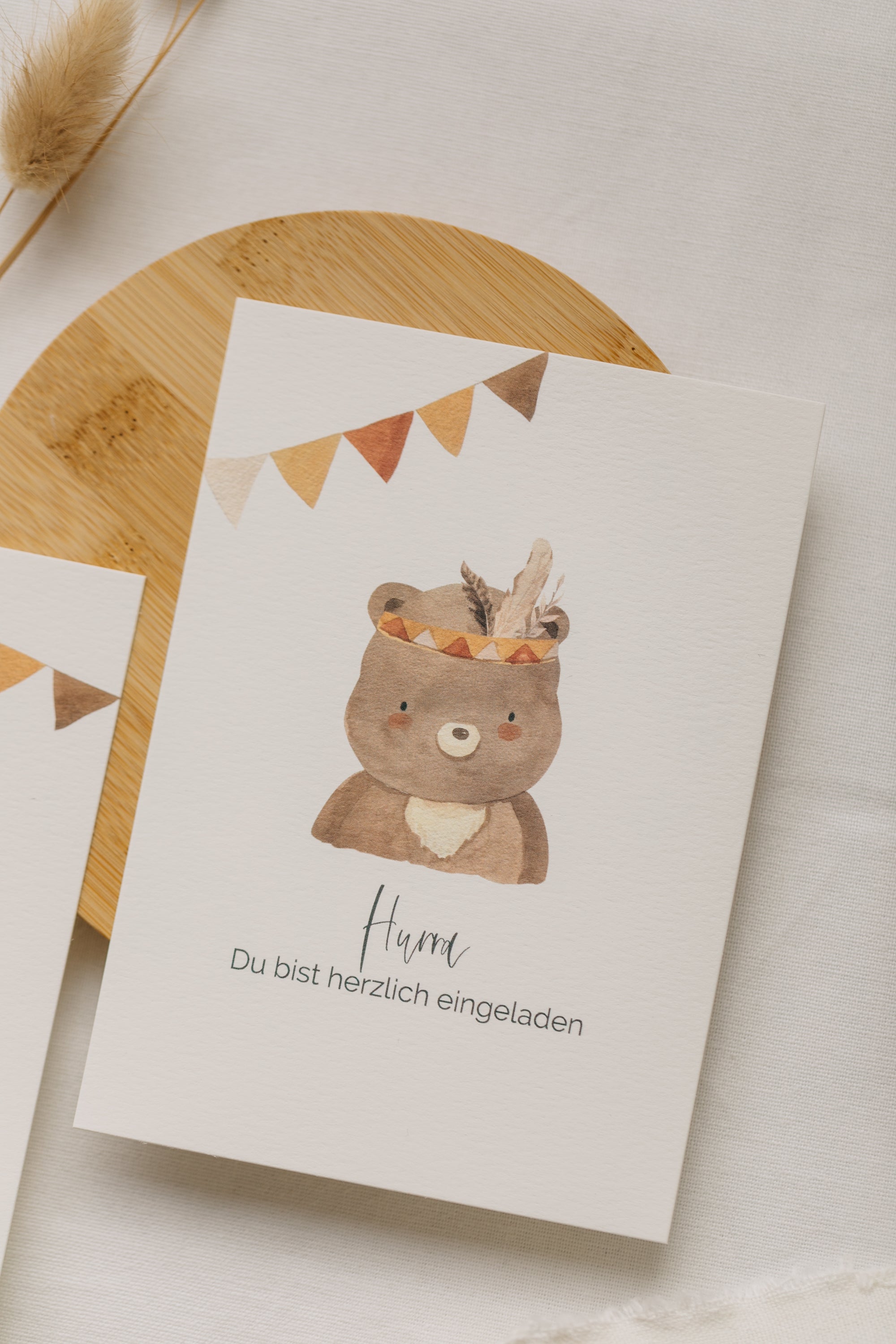 Postkarte &quot;Hurra, Du bist herzlich eingeladen&quot; - weißer Hase oder brauner Bär