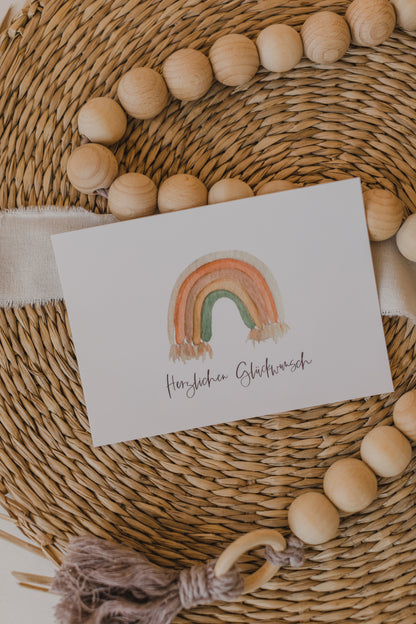 Postkarte bunter Regenbogen mit dem Aufdruck &quot;Herzlichen Glückwunsch&quot;