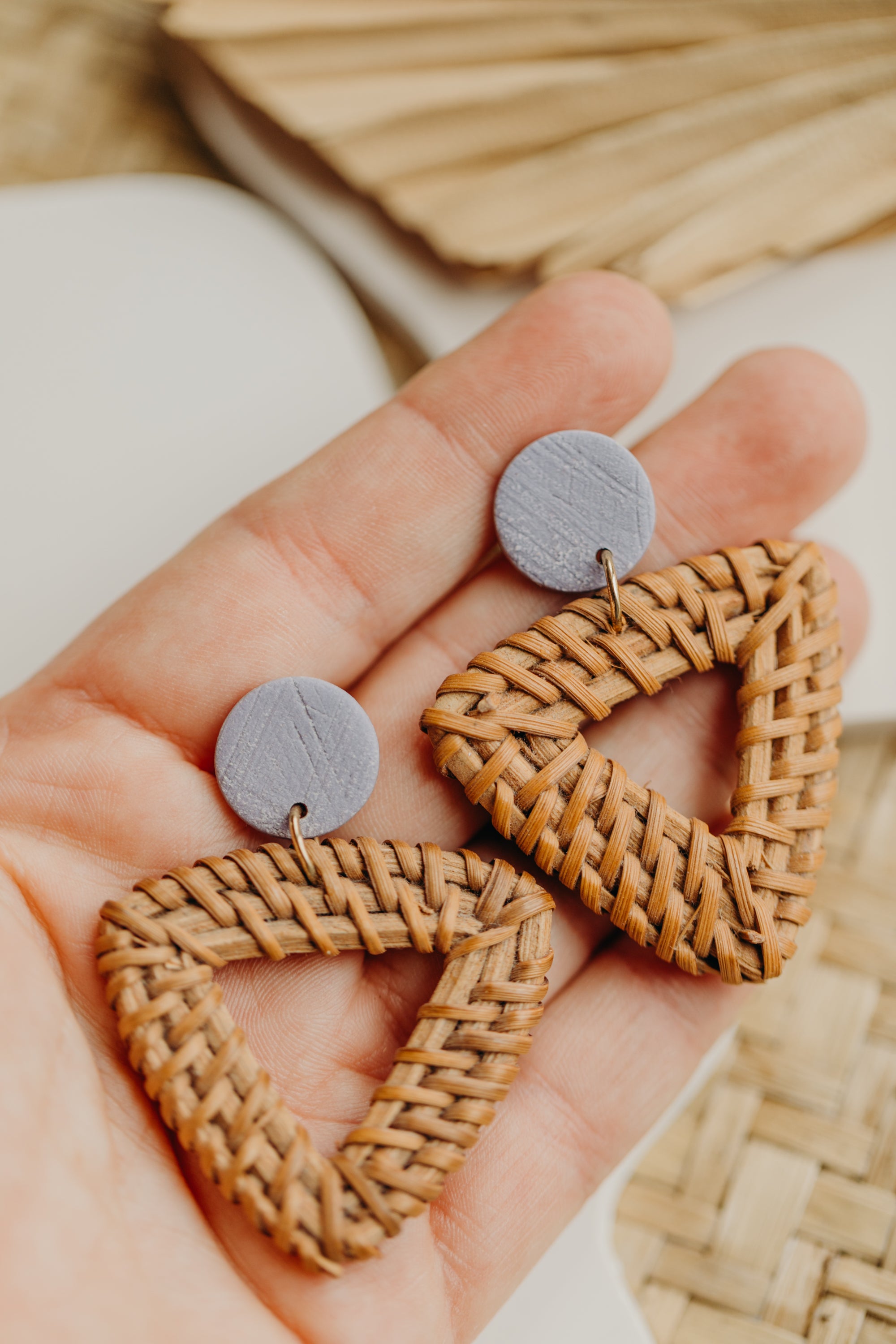 runde Polymer Ton Ohrringe in der Farbe Lavendel mit Rattan Anhänger Dreieck