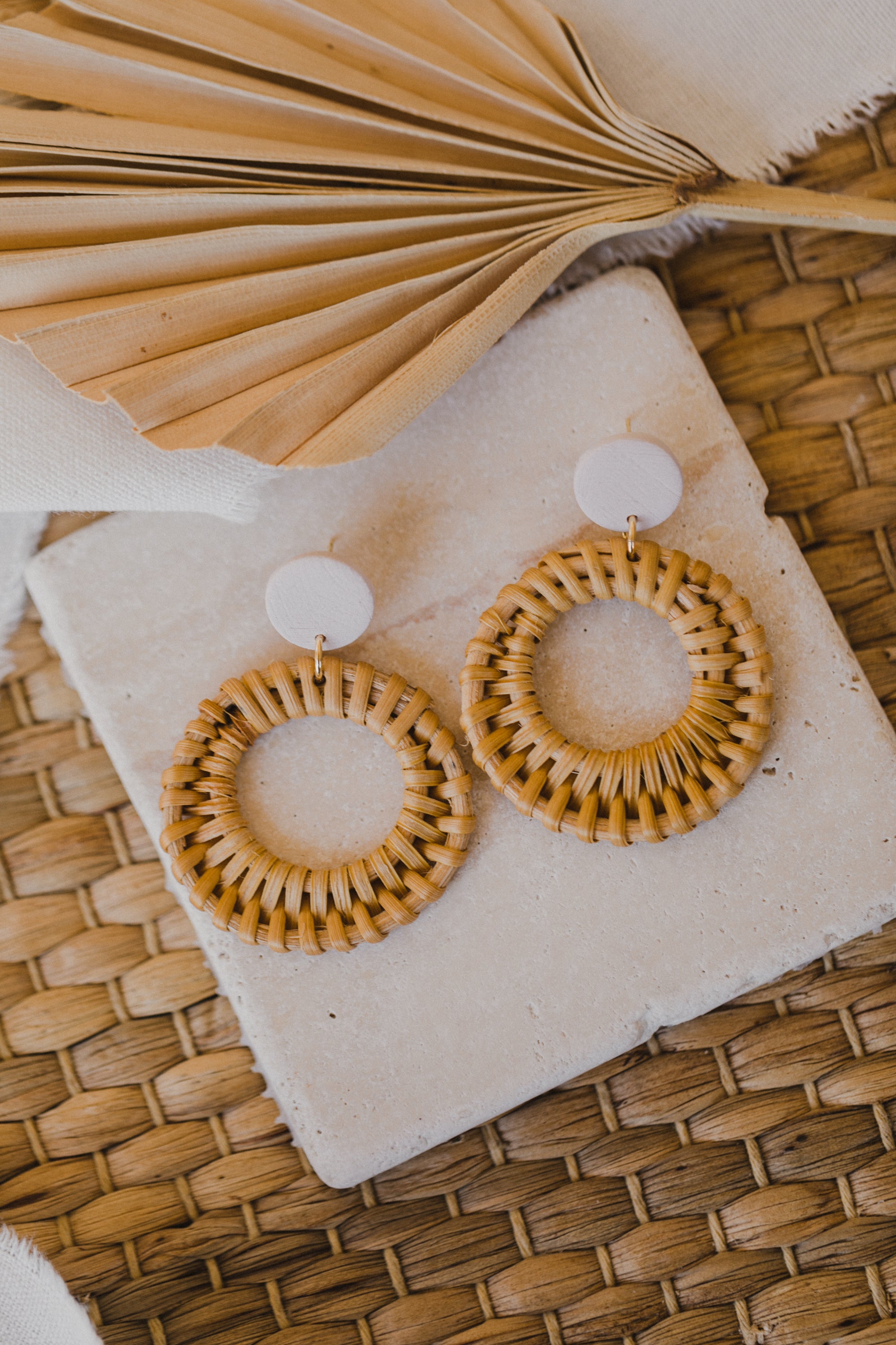 runde Polymer Ton Ohrringe in der Farbe Helles Rosa mit Rattan Anhänger Kreis