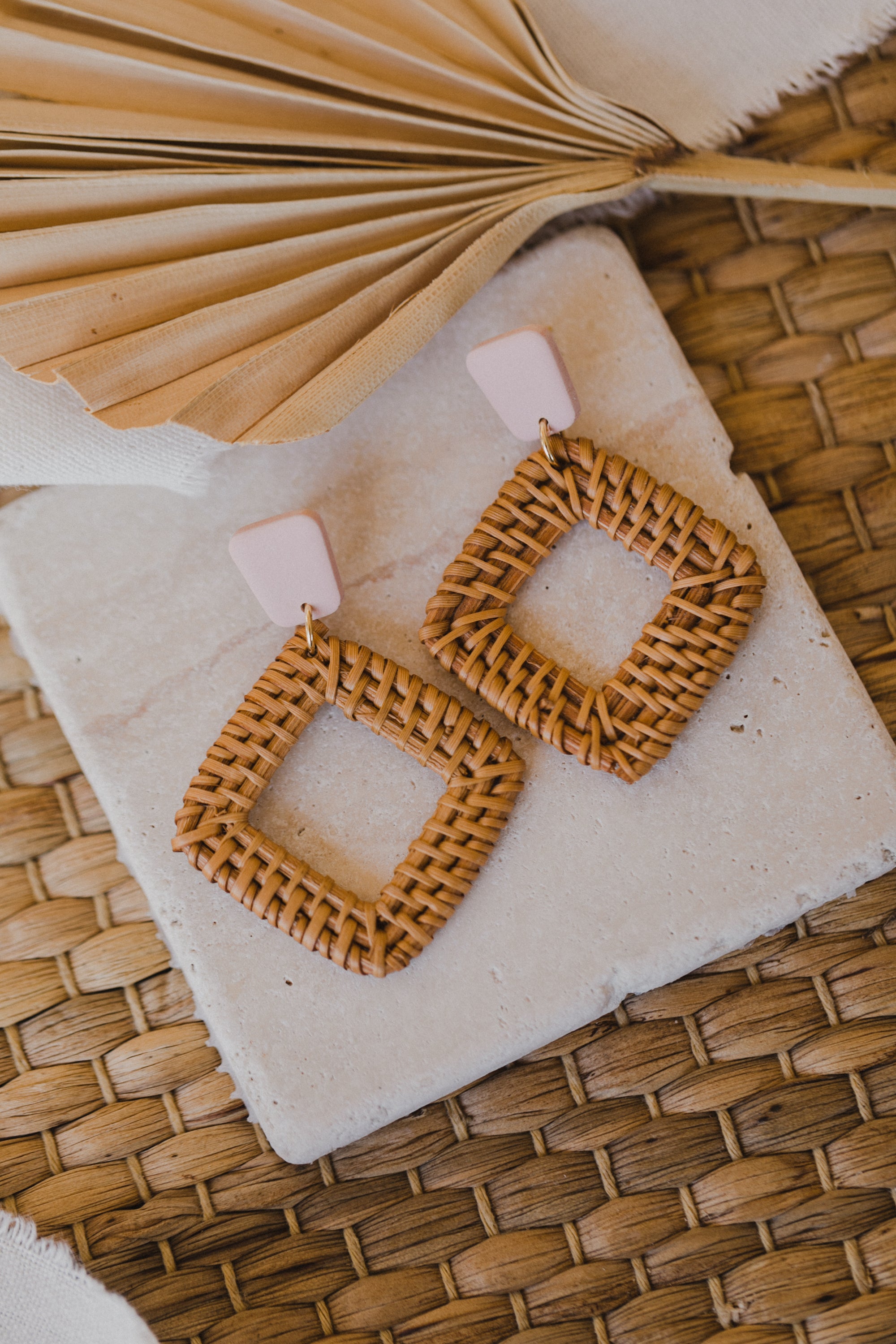 eckige Polymer Ton Ohrringe in der Farbe Helles Rosa mit Rattan Anhänger Quadrat