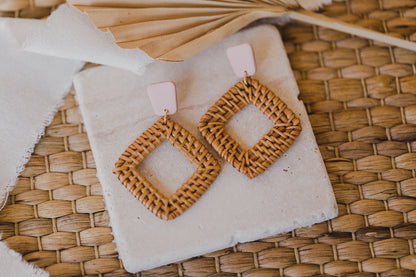 eckige Polymer Ton Ohrringe in der Farbe Helles Rosa mit Rattan Anhänger Quadrat