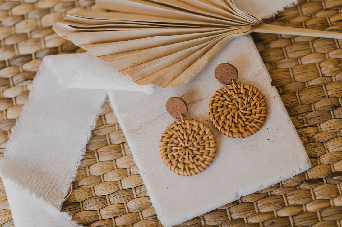 runde braune Polymer Ton Ohrringe mit rundem Rattan Anhänger