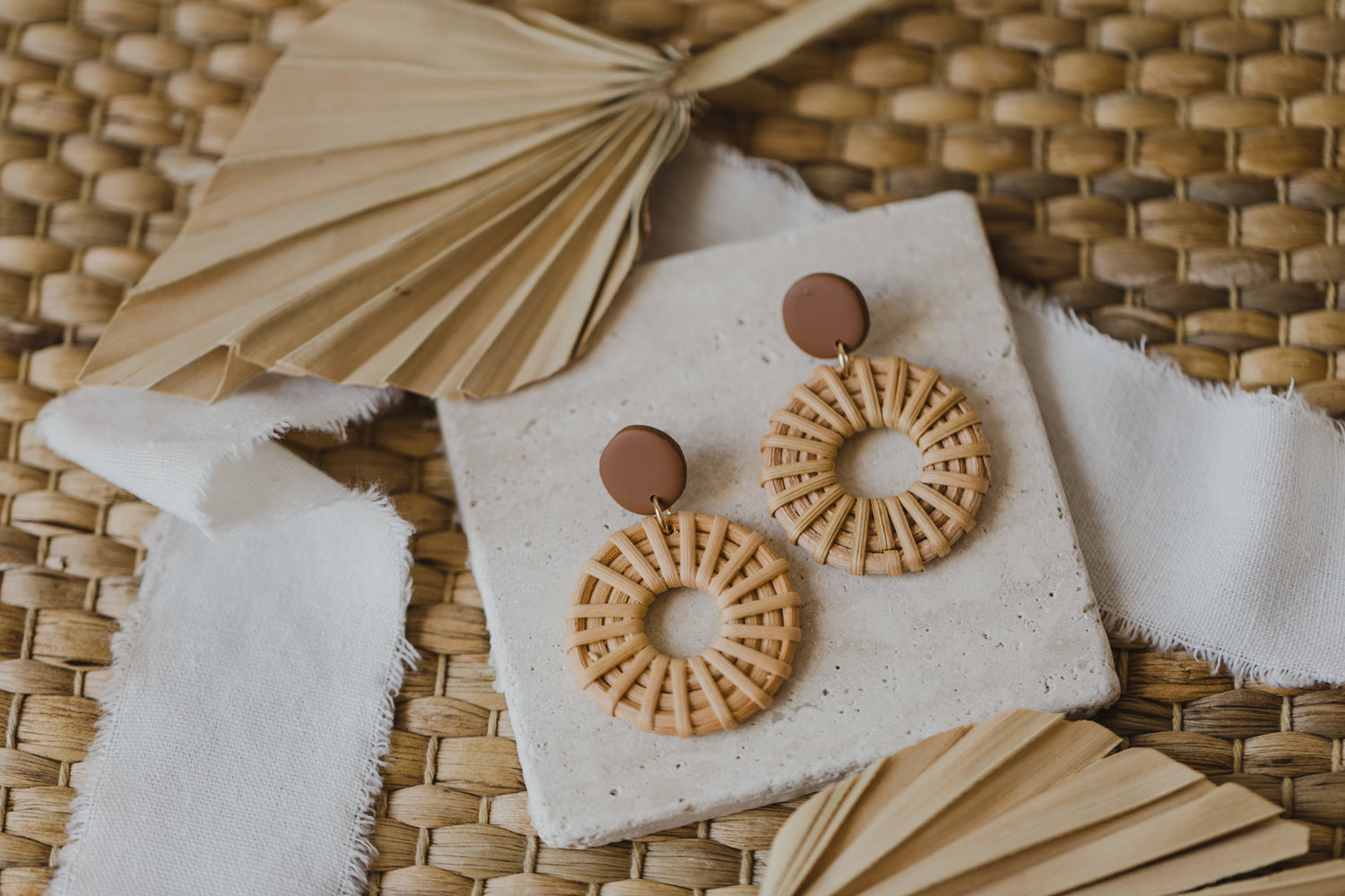 runde Polymer Ton Ohrringe in der Farbe Braun mit Rattan Anhänger Kreis