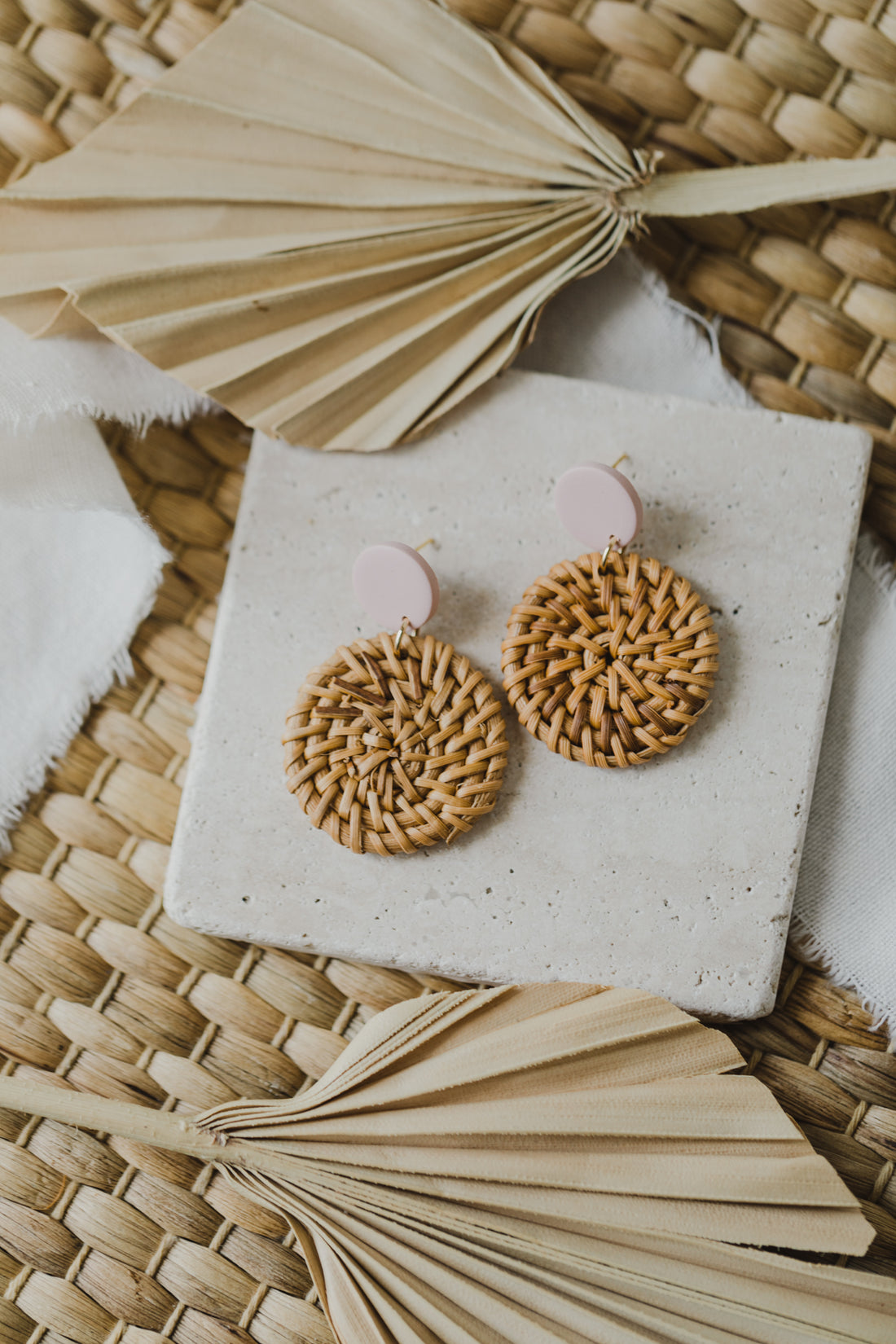 runde Polymer Ton Ohrringe in der Farbe Helles Rosa mit rundem Rattan Anhänger