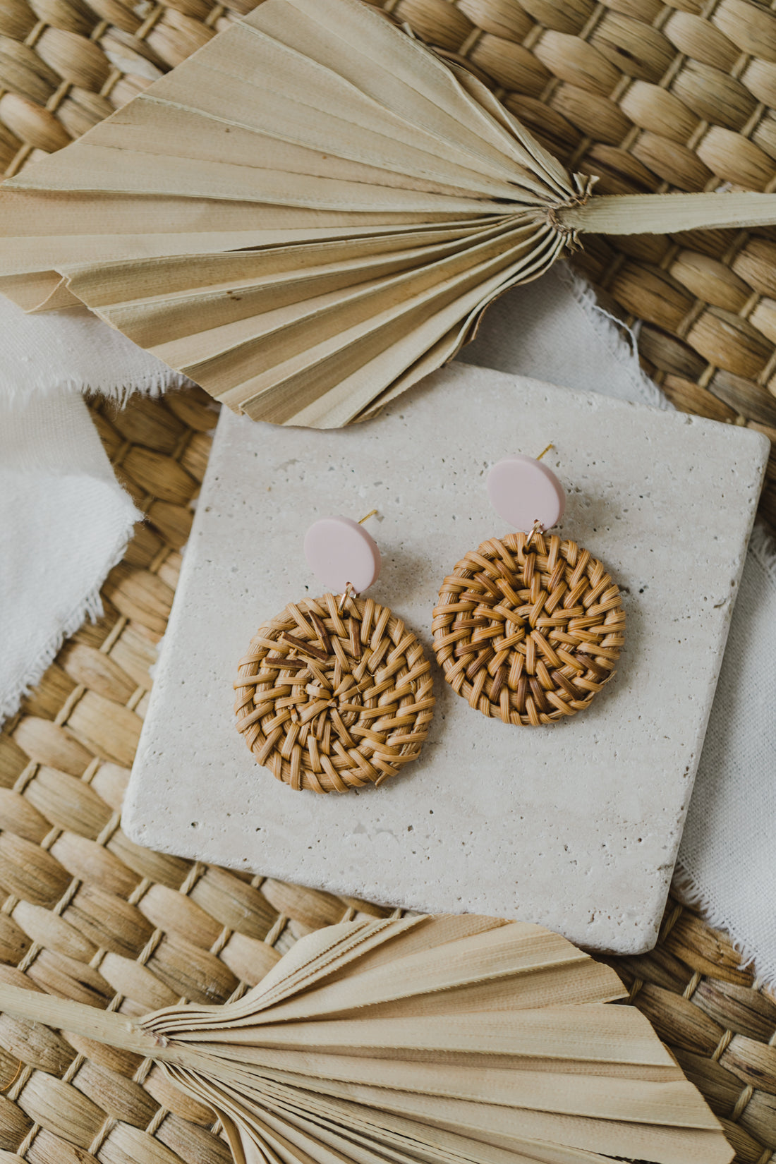 runde Polymer Ton Ohrringe in der Farbe Helles Rosa mit rundem Rattan Anhänger