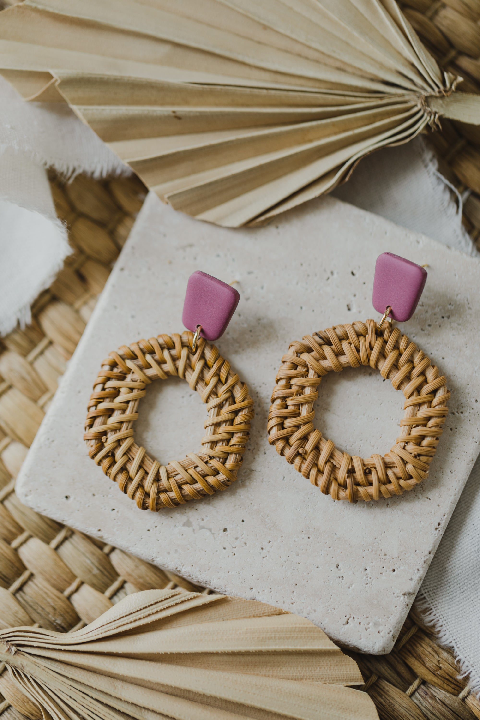 eckige Polymer Ton Ohrringe in der Farbe Fuchsia mit Rattan Anhänger Sechseck