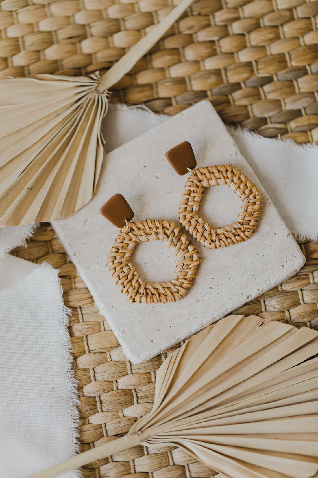 eckige Polymer Ton Ohrringe in der Farbe Braun mit Rattan Anhänger Sechseck