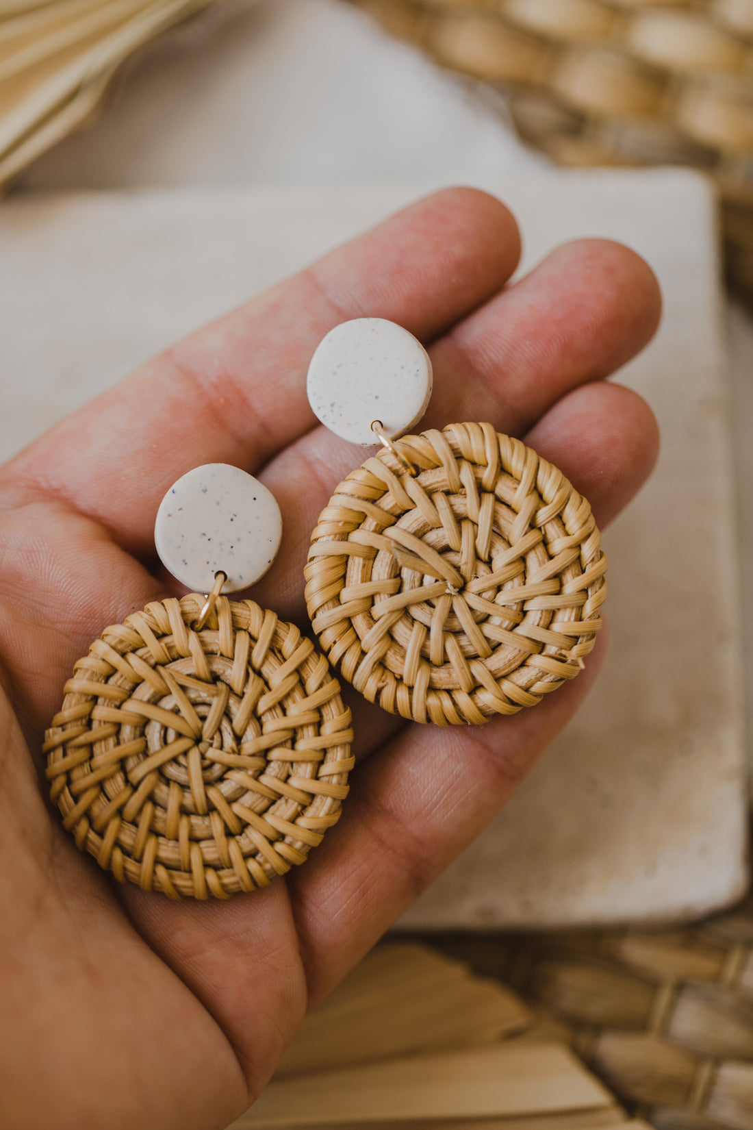 runde Polymer Ton Ohrringe in der Farbe Kalk mit rundem Rattan Anhänger