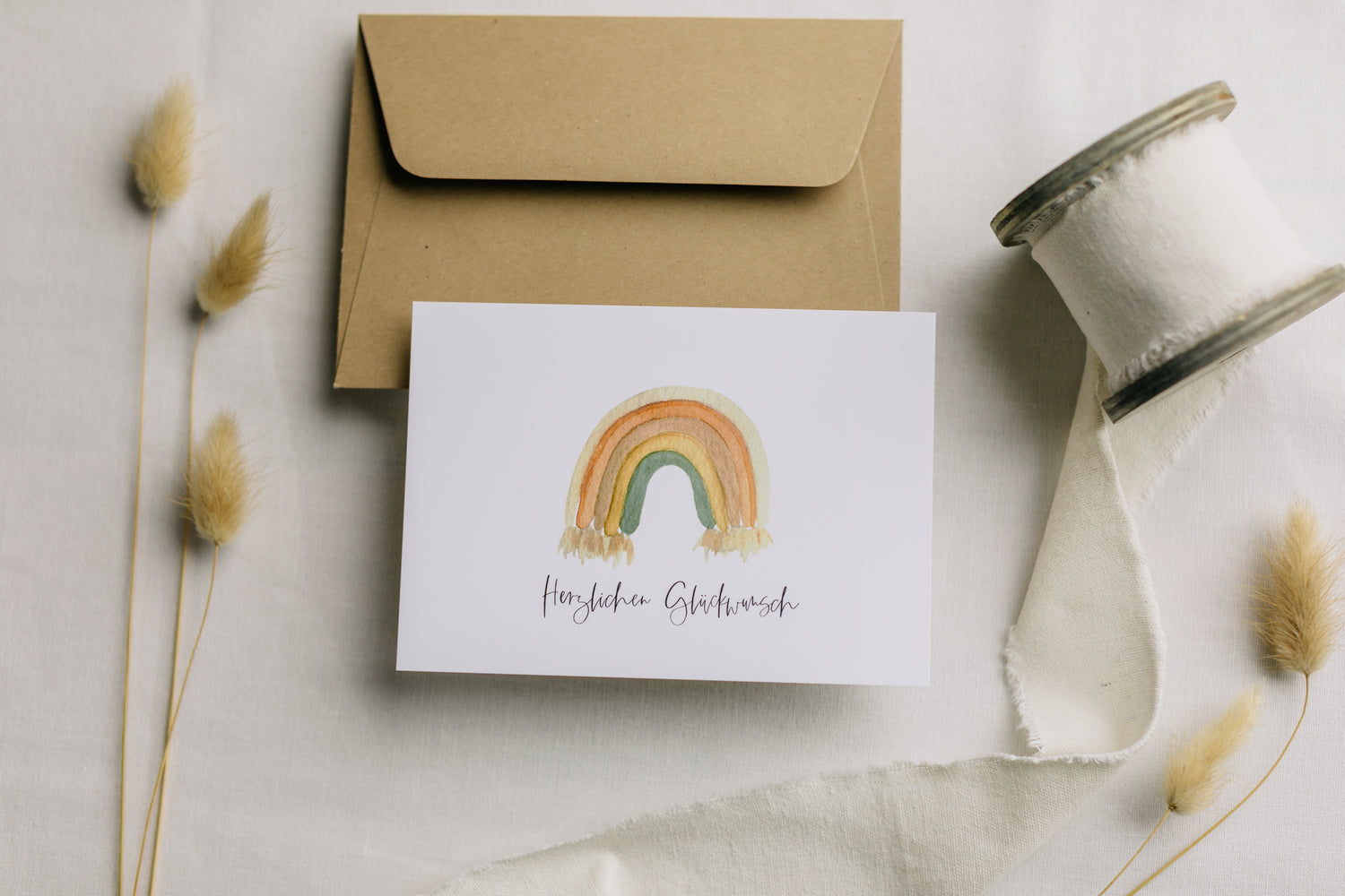 Postkarte bunter Regenbogen mit dem Aufdruck &quot;Herzlichen Glückwunsch&quot;