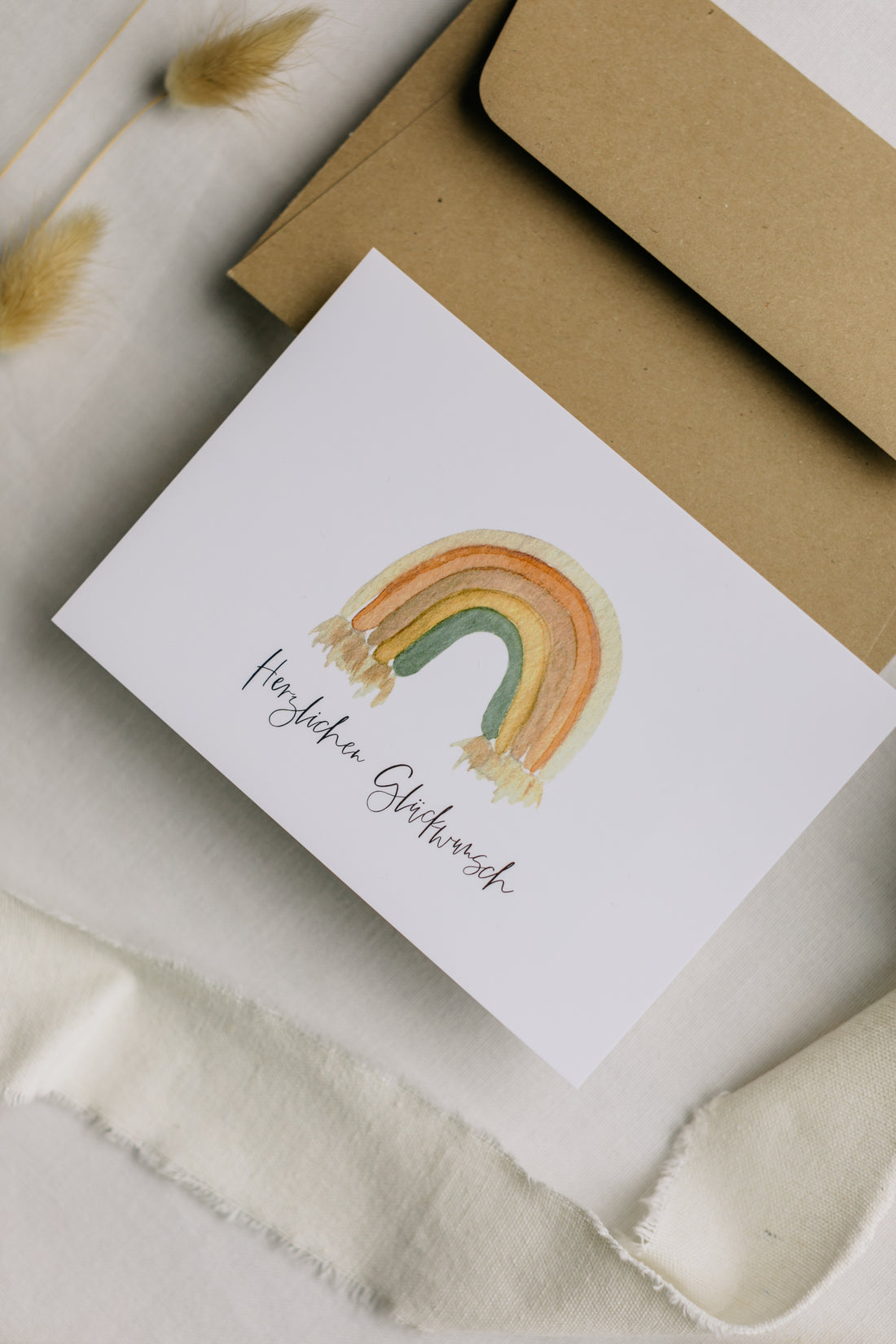 Postkarte bunter Regenbogen mit dem Aufdruck &quot;Herzlichen Glückwunsch&quot;