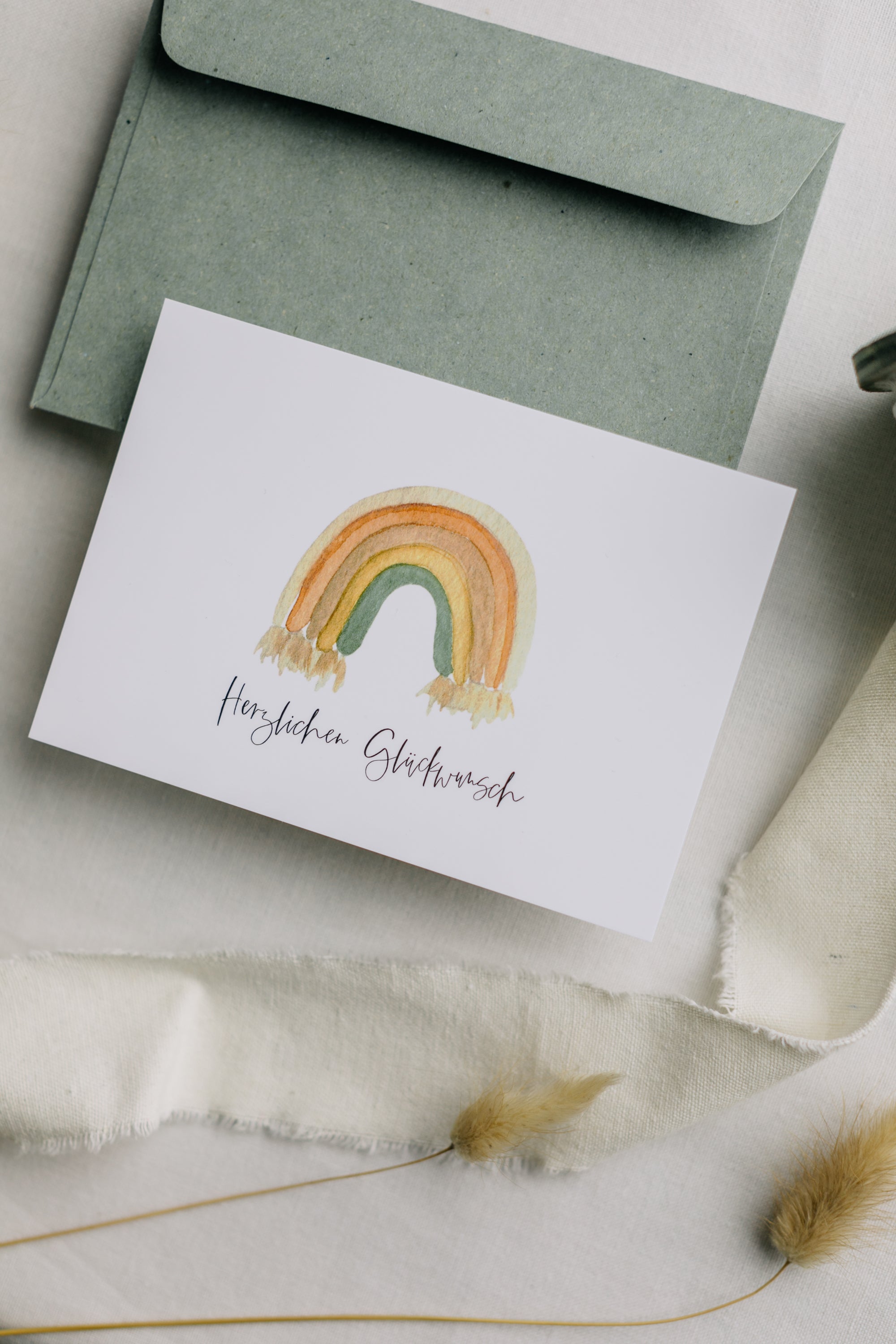 Postkarte bunter Regenbogen mit dem Aufdruck &quot;Herzlichen Glückwunsch&quot;