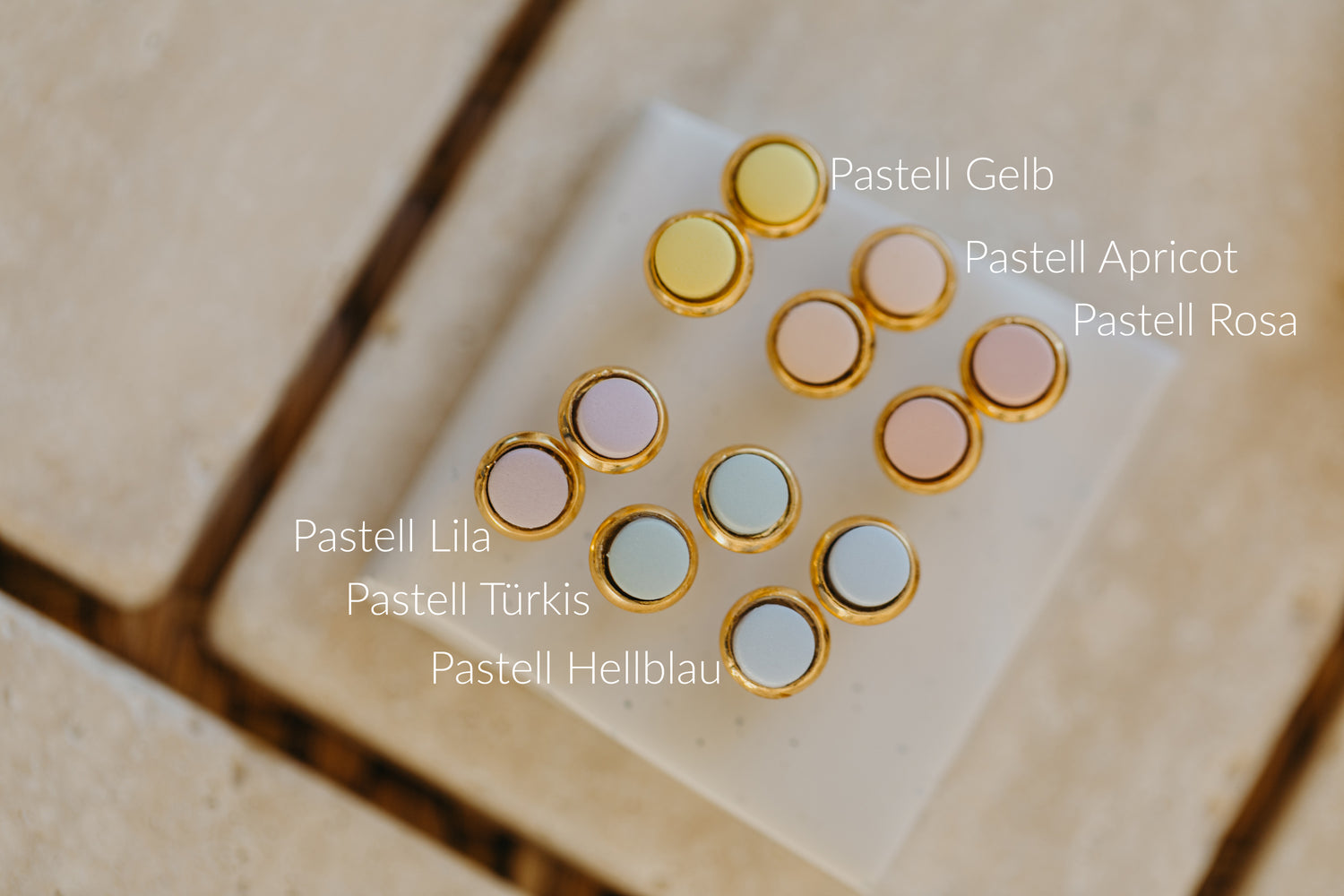 STELLA - kleine runde goldfarbene Ohrstecker aus Polymer Ton in Pastell Farben