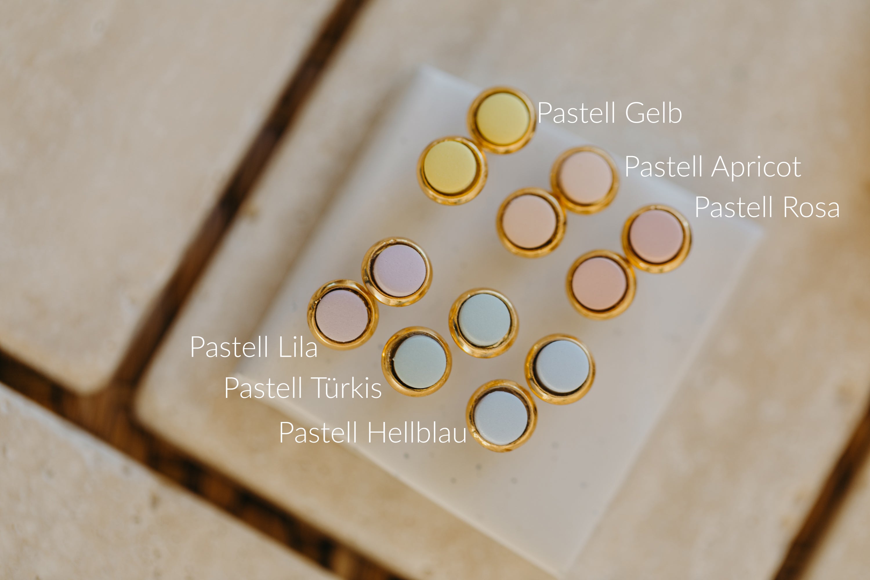 STELLA - kleine runde goldfarbene Ohrstecker aus Polymer Ton in Pastell Farben