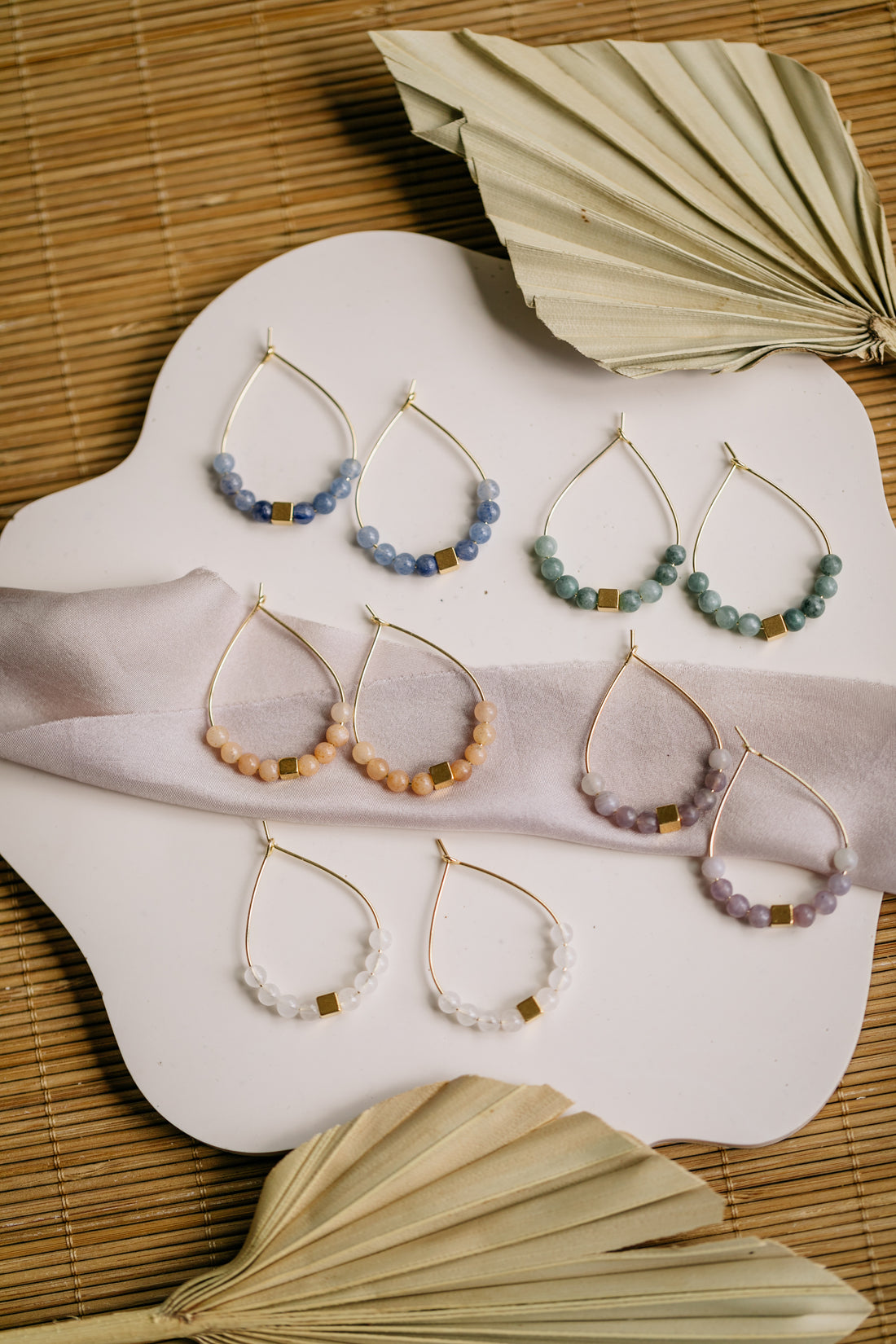 Hoop earrings with round plate - champagne colors