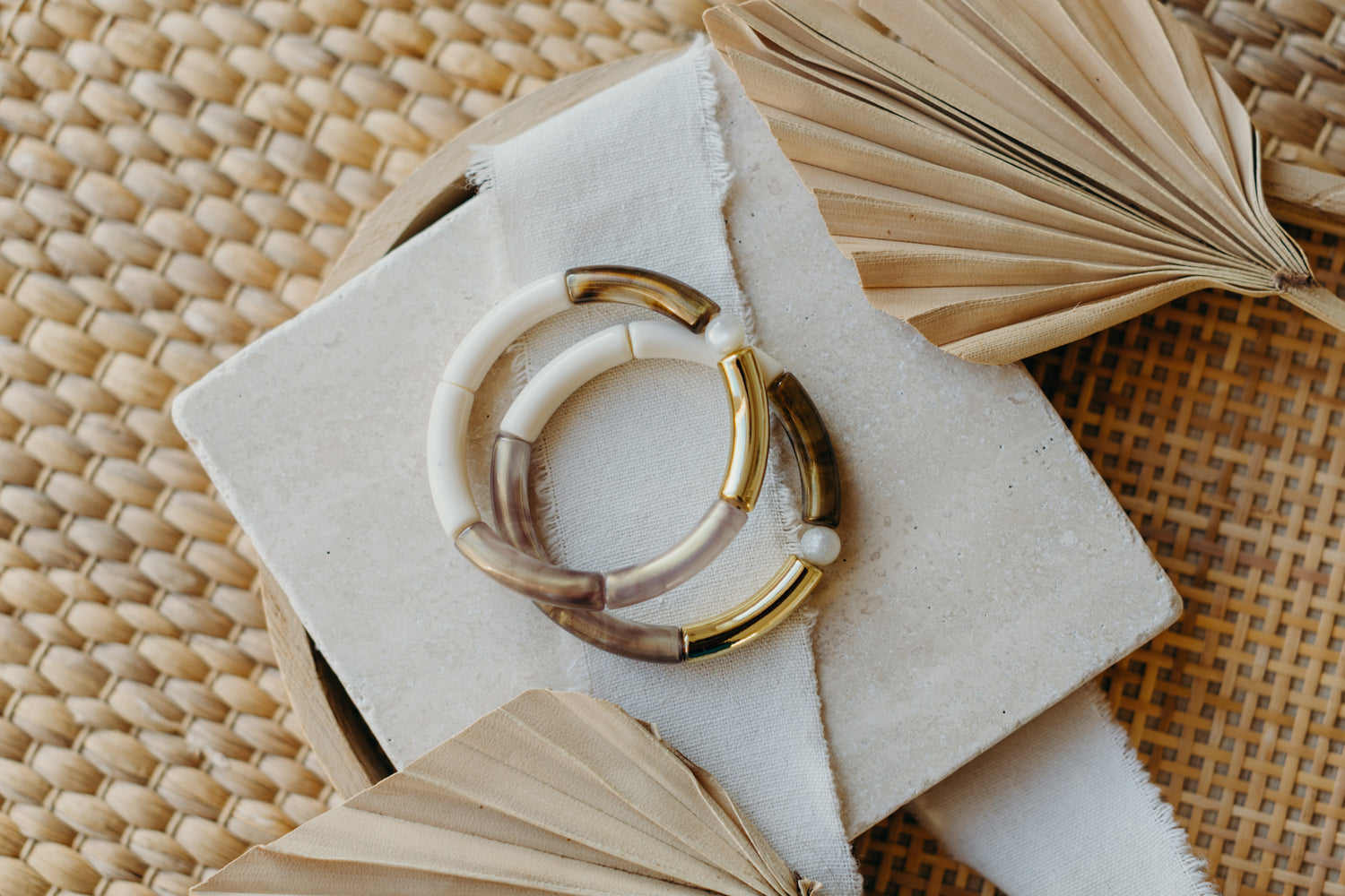 Perlenarmband mit Tube Perlen in Gold, Braun und Creme