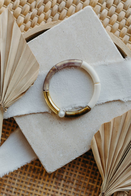 Perlenarmband mit Tube Perlen in Gold, Braun und Creme