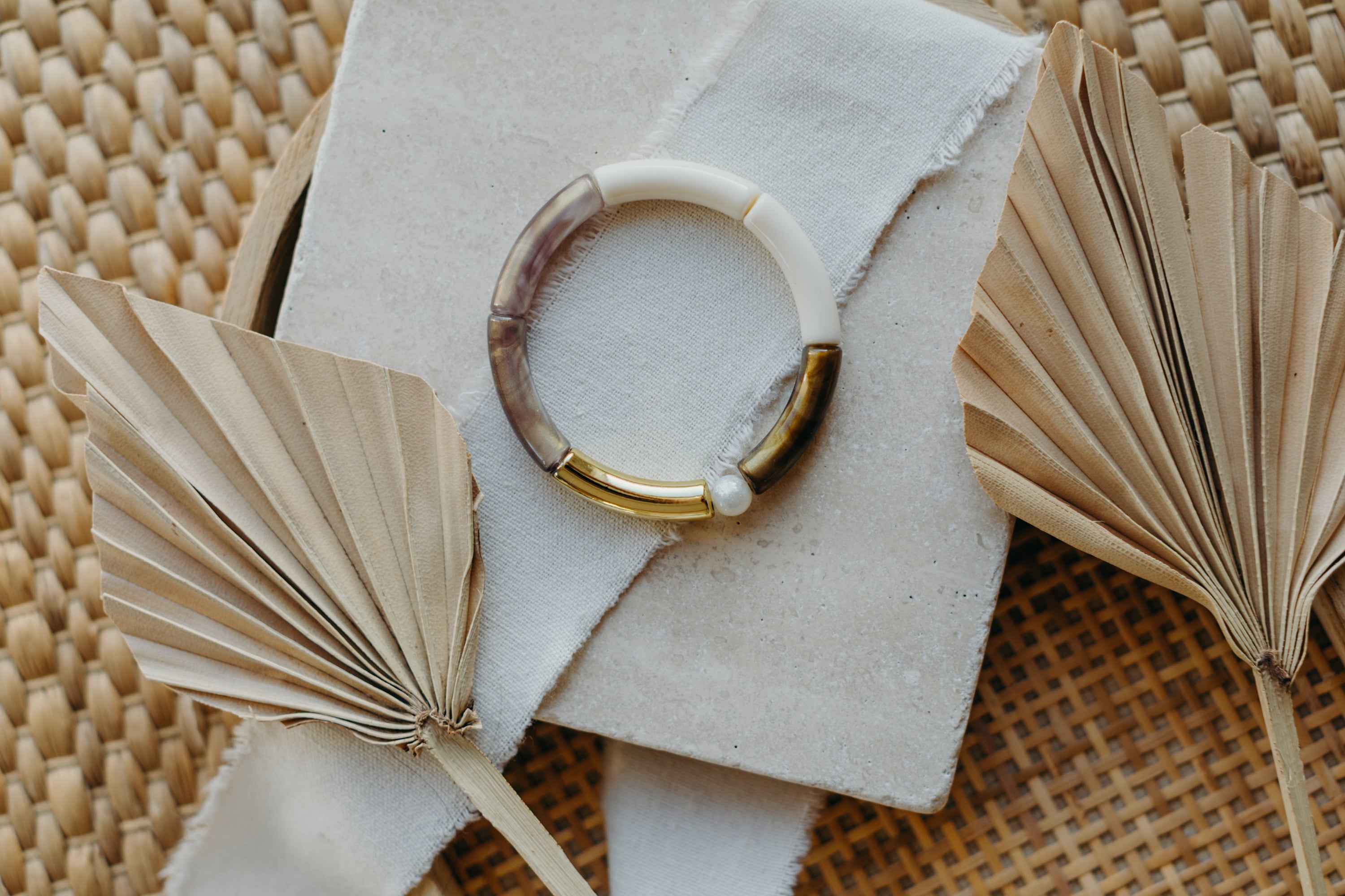 Perlenarmband mit Tube Perlen in Gold, Braun und Creme