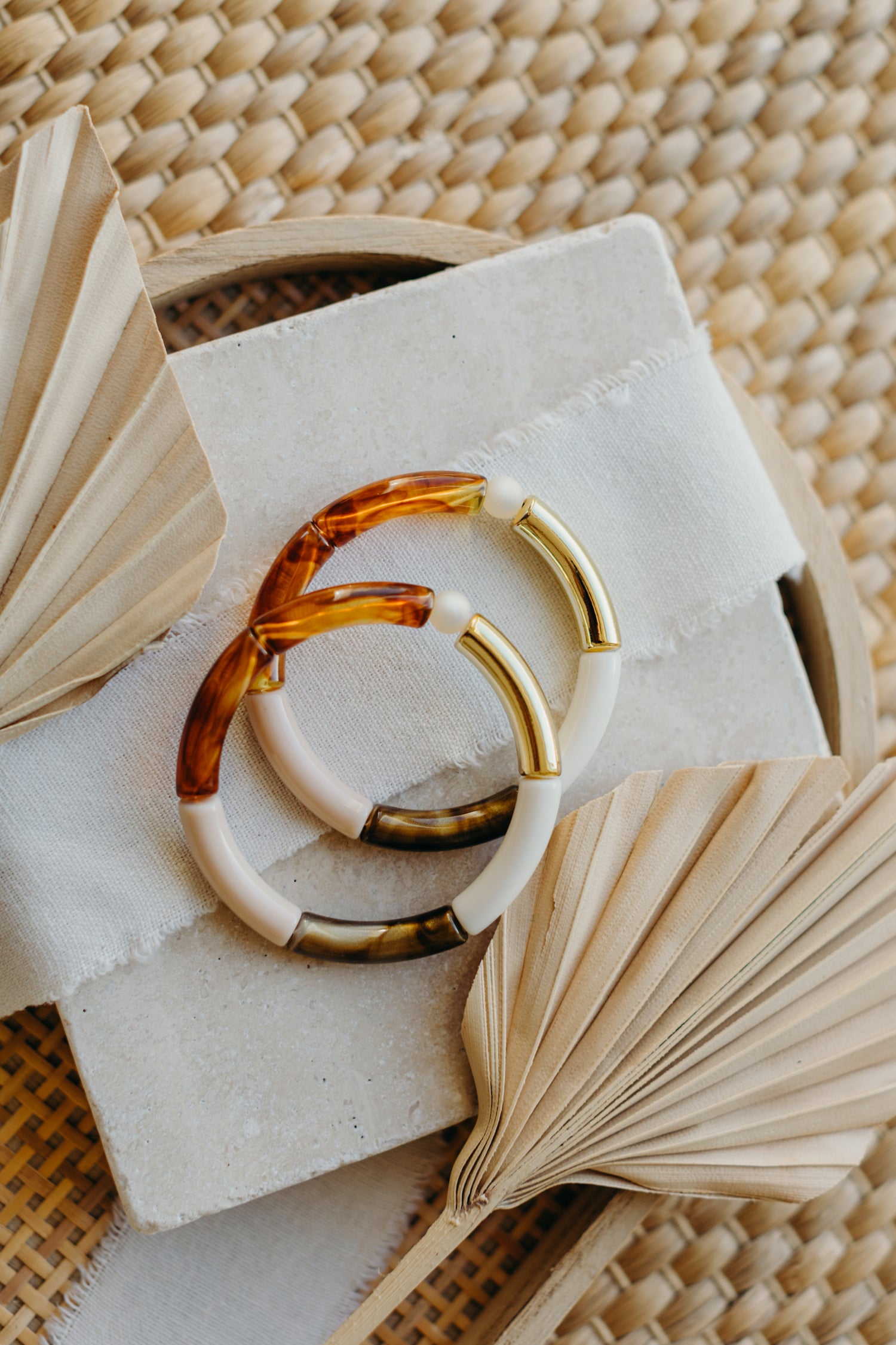 Perlenarmband mit Tube Perlen in Gold, Braun, Schildpatt und Creme