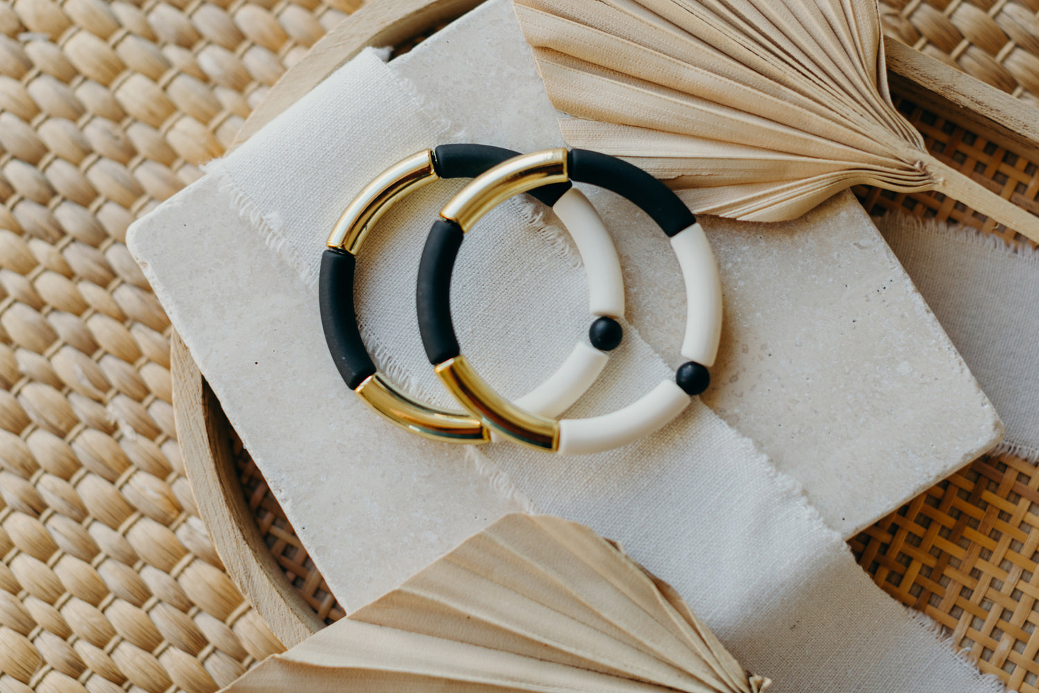 Perlenarmband mit Tube Perlen in Gold, Schwarz und Weiß