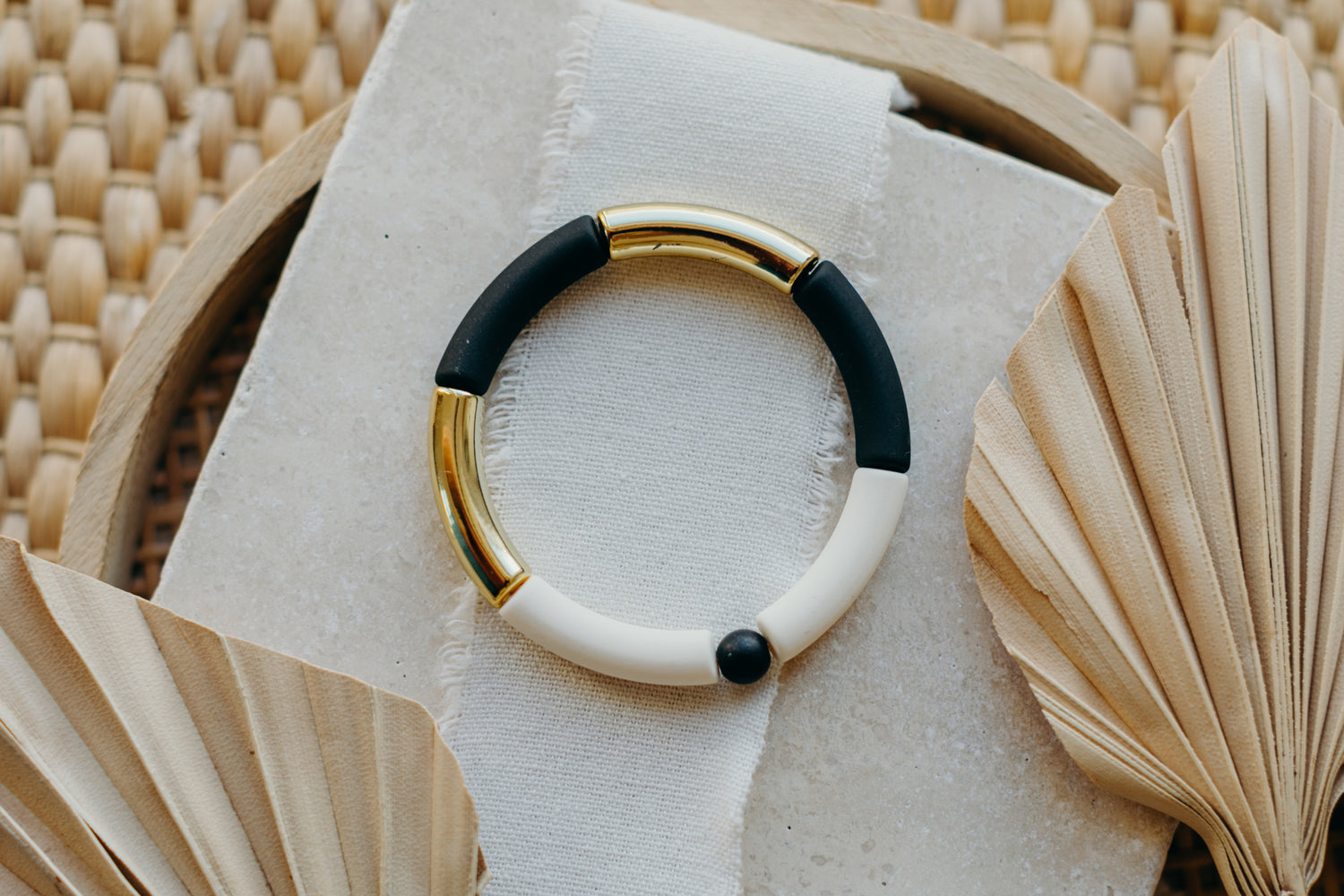 Perlenarmband mit Tube Perlen in Gold, Schwarz und Weiß