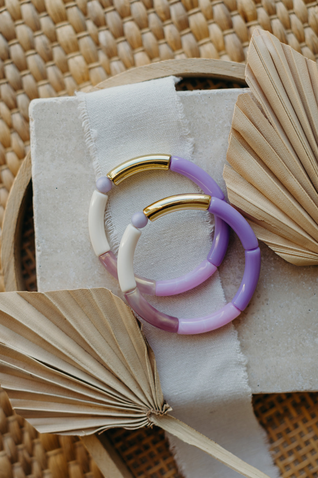 Perlenarmband mit Tube Perlen in Gold, Violett und Lila